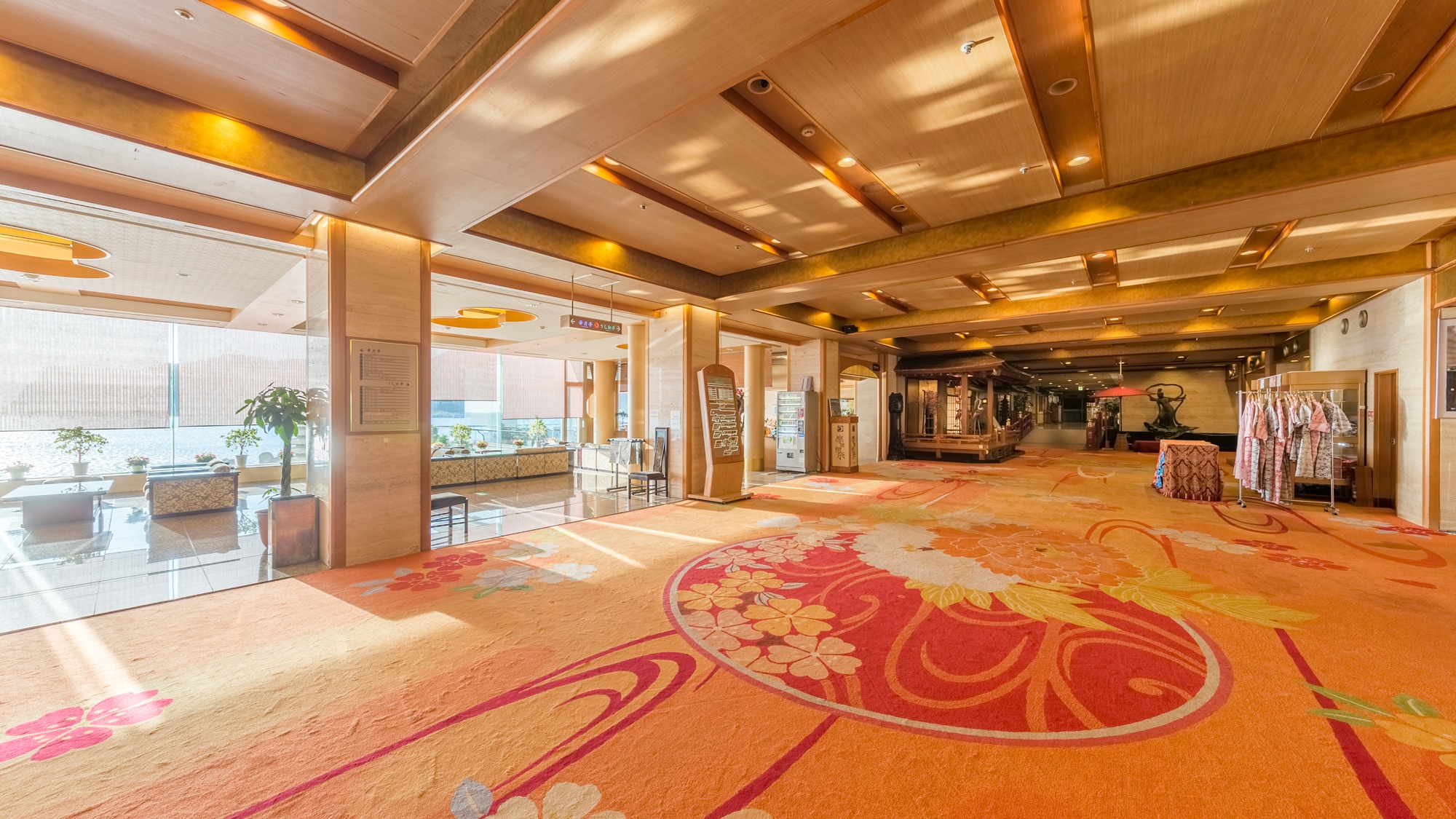 *[Front Lobby] A gorgeous carpet creates a welcoming atmosphere for the start of your journey.
