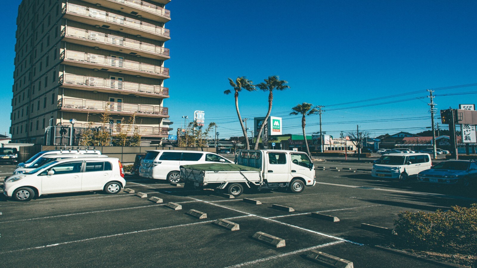 호텔 외관 주차장