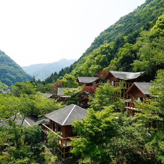 Taking advantage of the slopes of the mountains, the scent of the mountains reaches the spacious terrace, Satoyama Hutte.