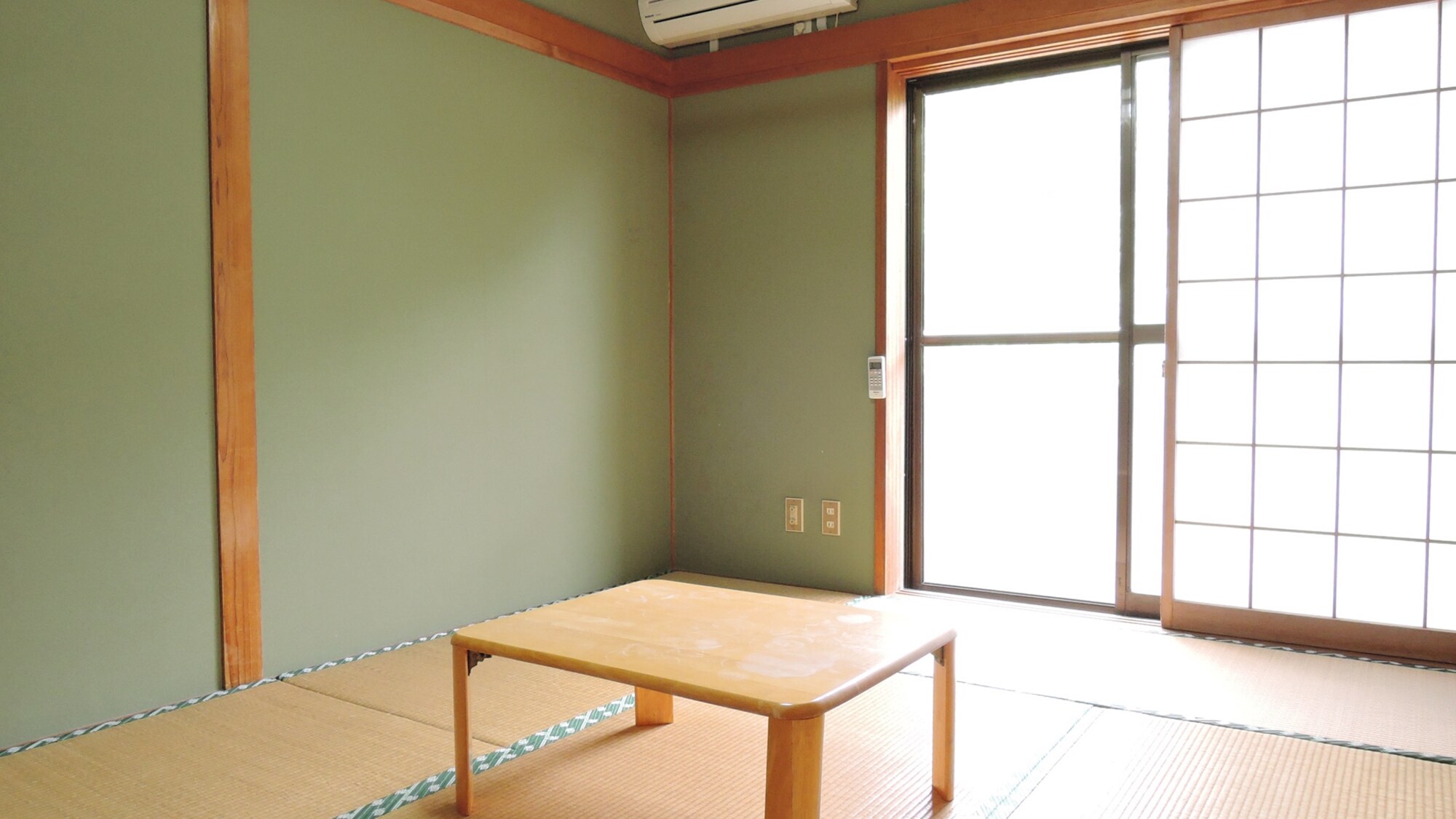 * A Japanese-style room with 6 tatami mats / A simple tatami room.