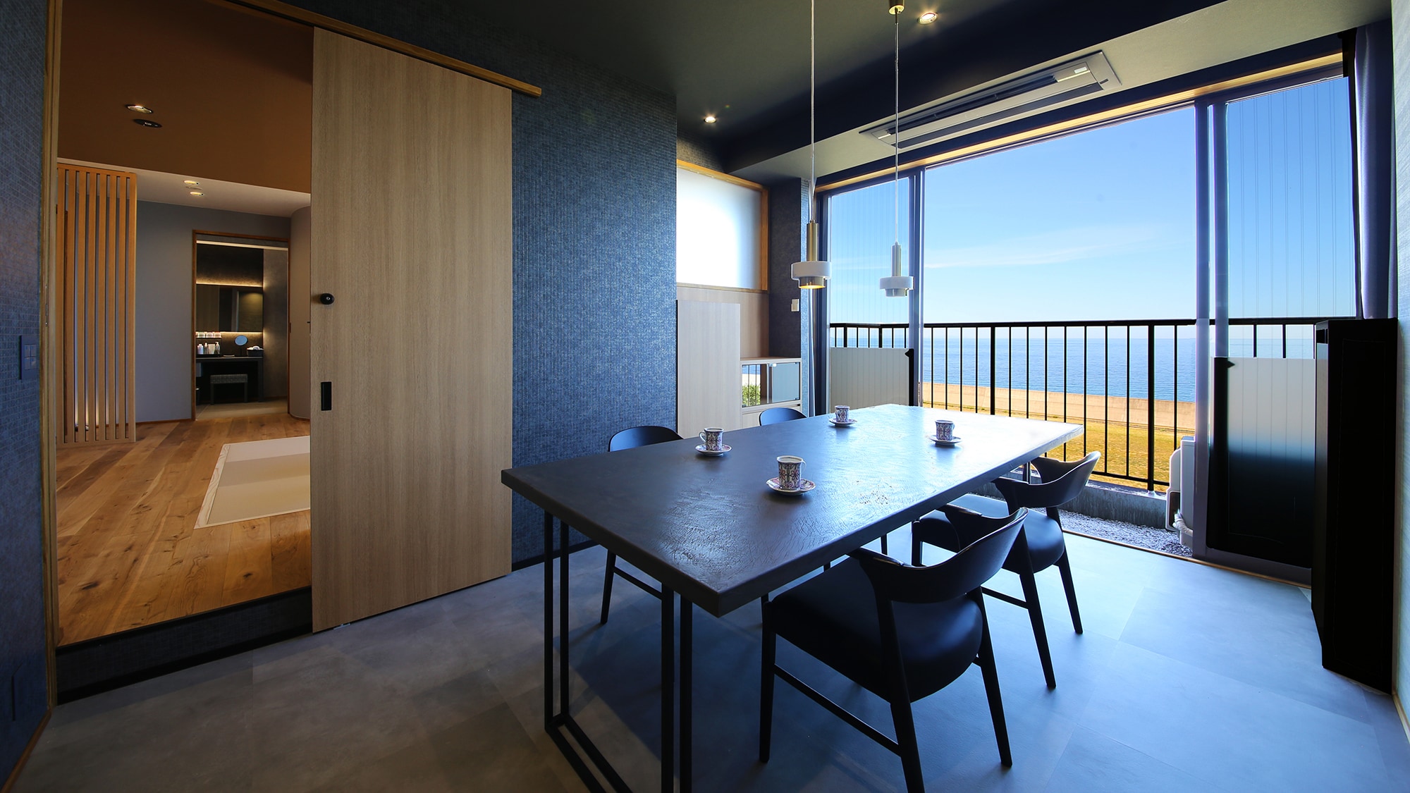 【展望ジャグジー付スイート】お部屋でゆっくり食事が楽しめる専用ダイニング