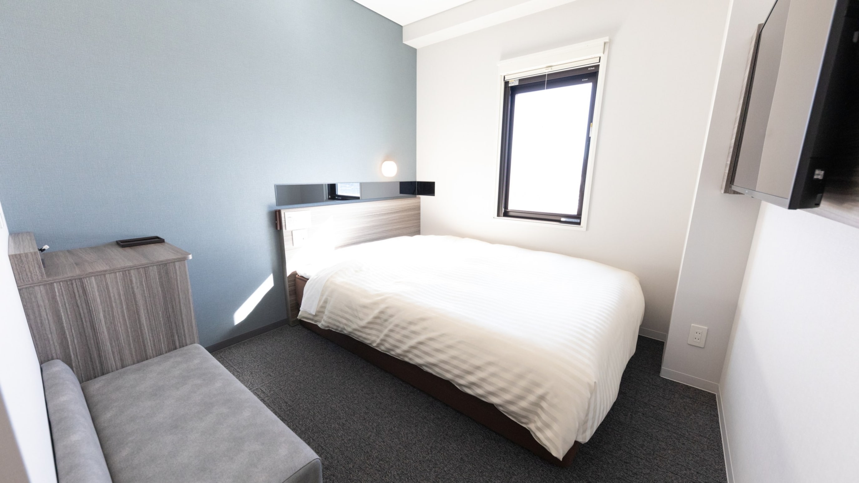 A 150cm wide bed and a mattress with just the right amount of firmness will ensure you a good night's sleep.