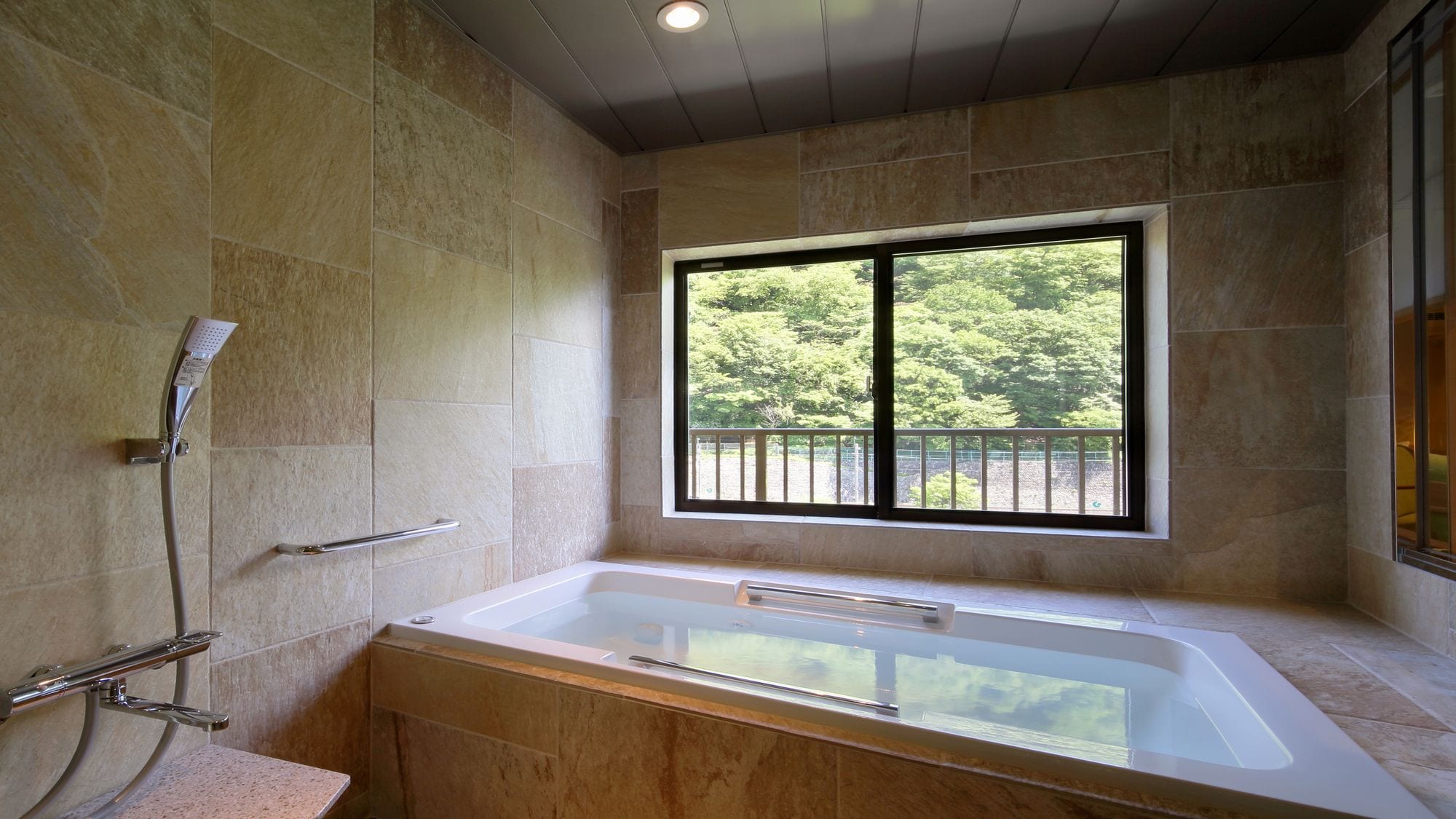 ◆ Relax Japanese and Western room ☆ You can enjoy the hot spring in the view bath facing the Kinugawa