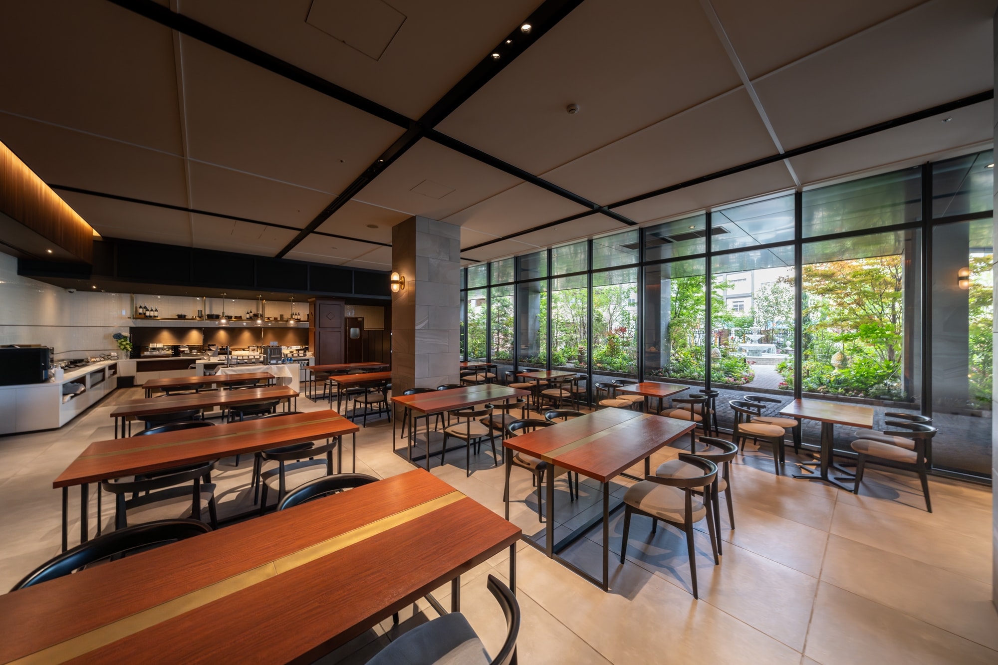 Restoran dengan jendela besar yang menghadap ke taman