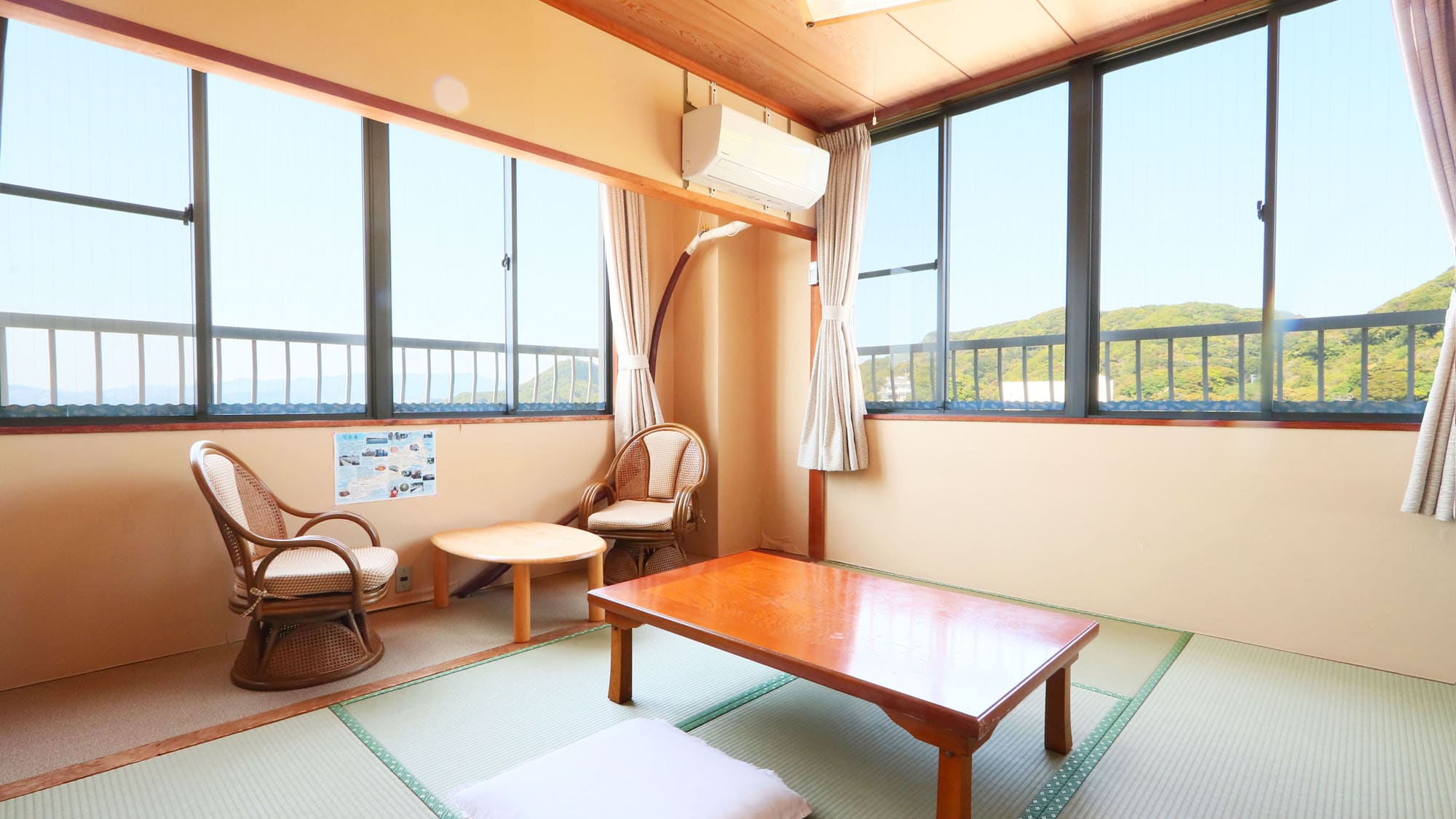 6 tatami mat room facing the ocean. You can see the ocean from the room.
