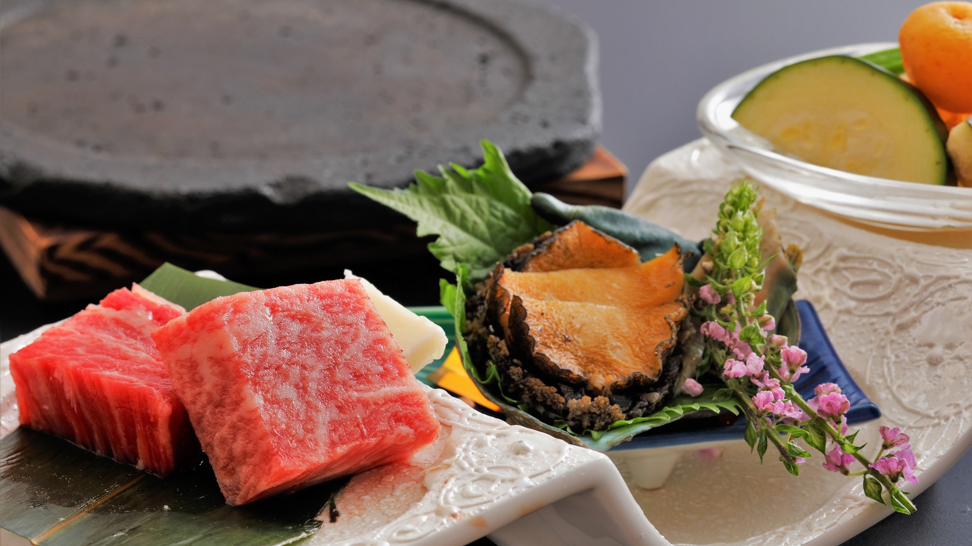 [Prefectural Tottori Wagyu beef and domestic abalone steak]