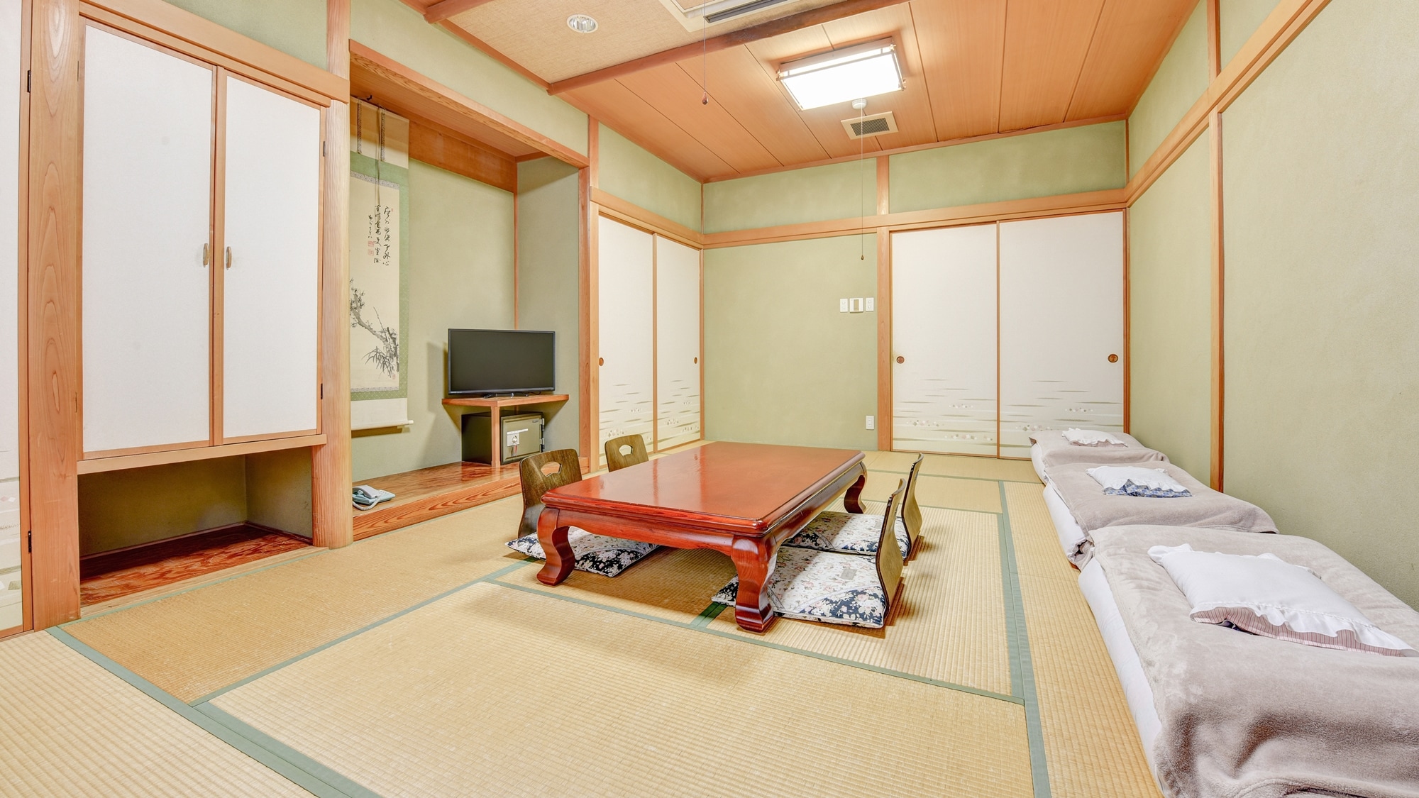 * ห้องสไตล์ญี่ปุ่น 12 เสื่อทาทามิ / ห้องพักสไตล์ญี่ปุ่นล้วนมีบรรยากาศที่หรูหราและเงียบสงบ โปรดใช้เวลาพักผ่อนกับครอบครัวหรือกลุ่ม