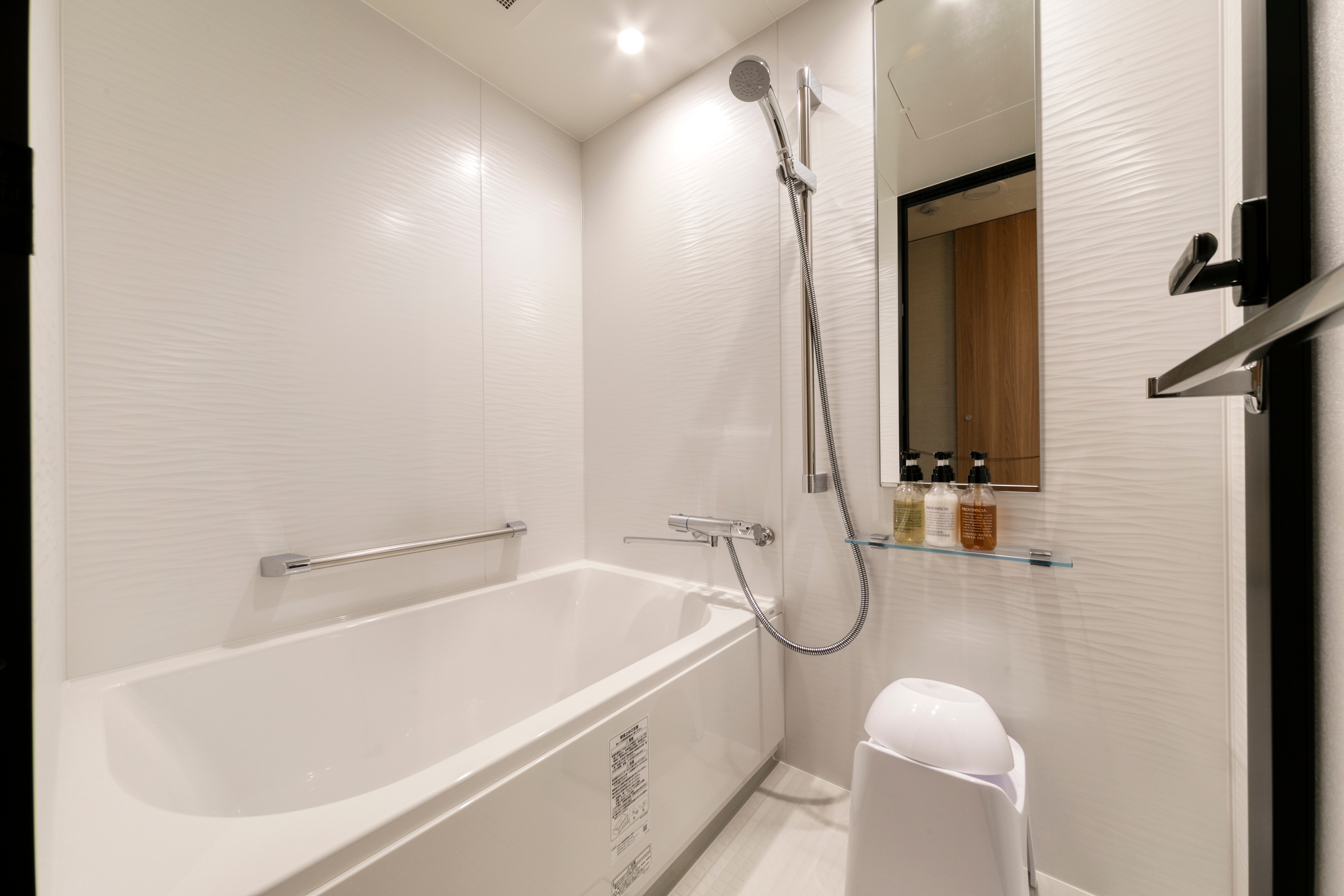 Bustle (3 independent baths, washbasins, and toilets)