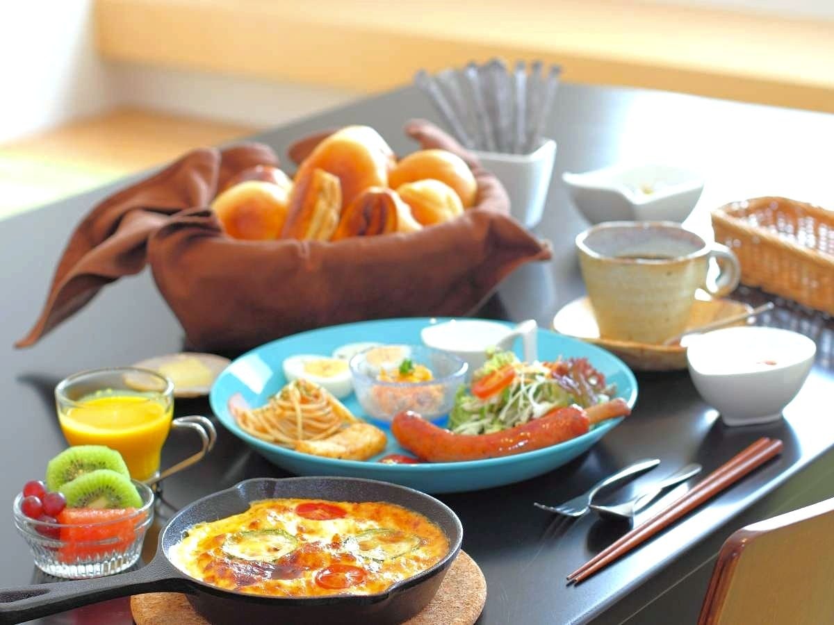Bữa ăn bao gồm các món ăn phương Tây như bánh mì ấm tự làm, trứng tráng nóng hổi và rau tươi địa phương.