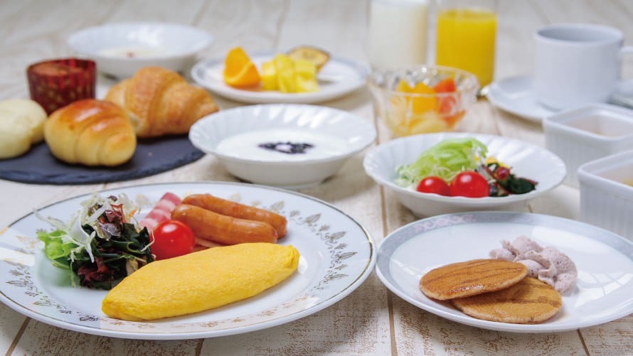 [Breakfast buffet image] Japanese and Western dishes are available in buffet format.