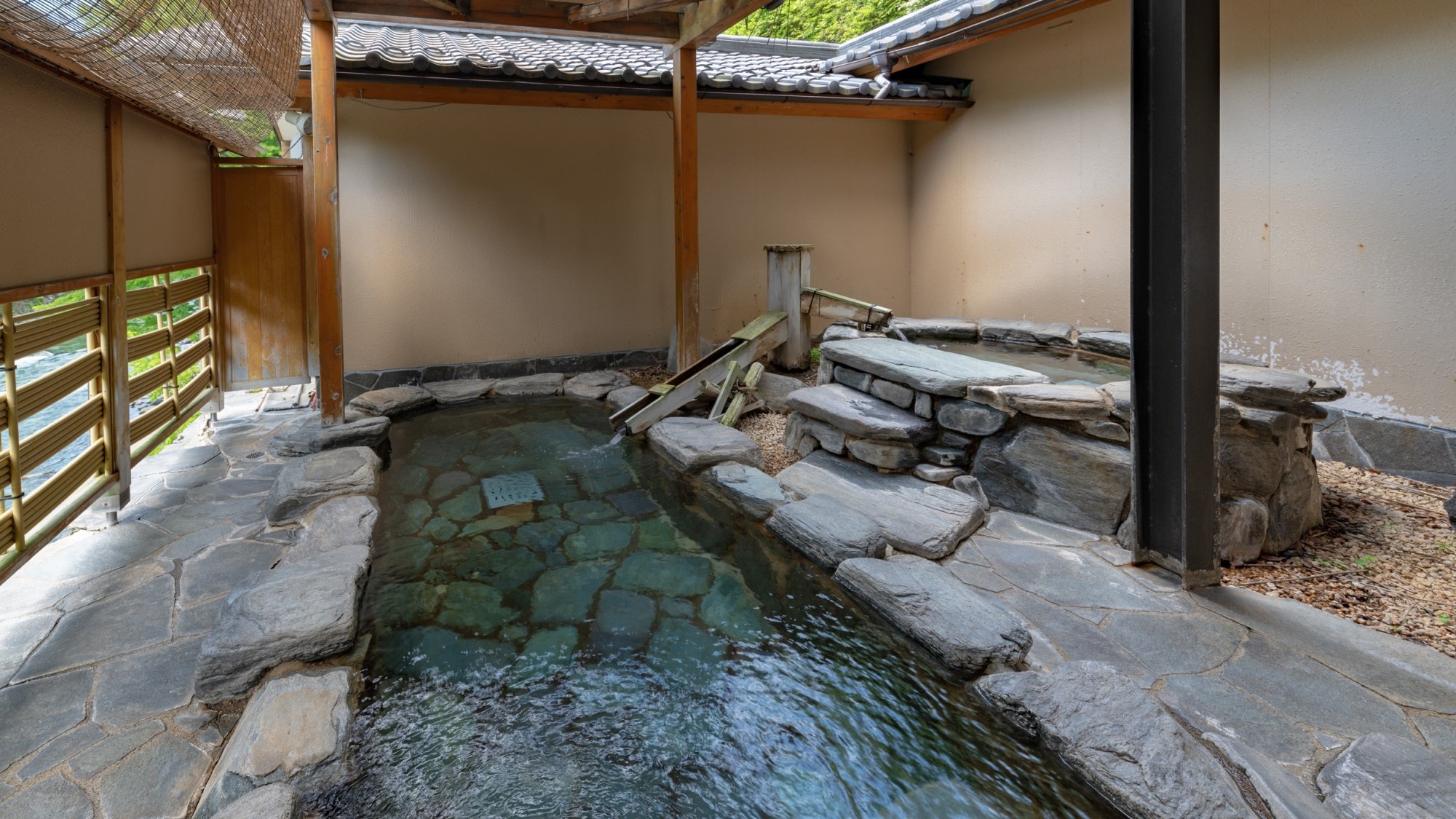 [Large public bath "Okutone Hatto"] You can enjoy a tour of 15 hot springs in the hotel.