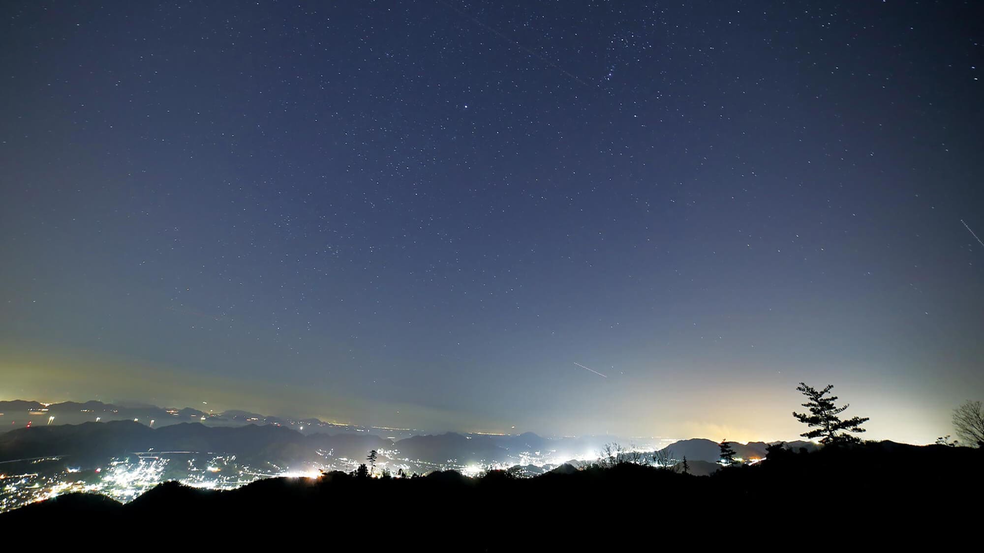 Nikmati pemandangan malam yang indah dan langit berbintang