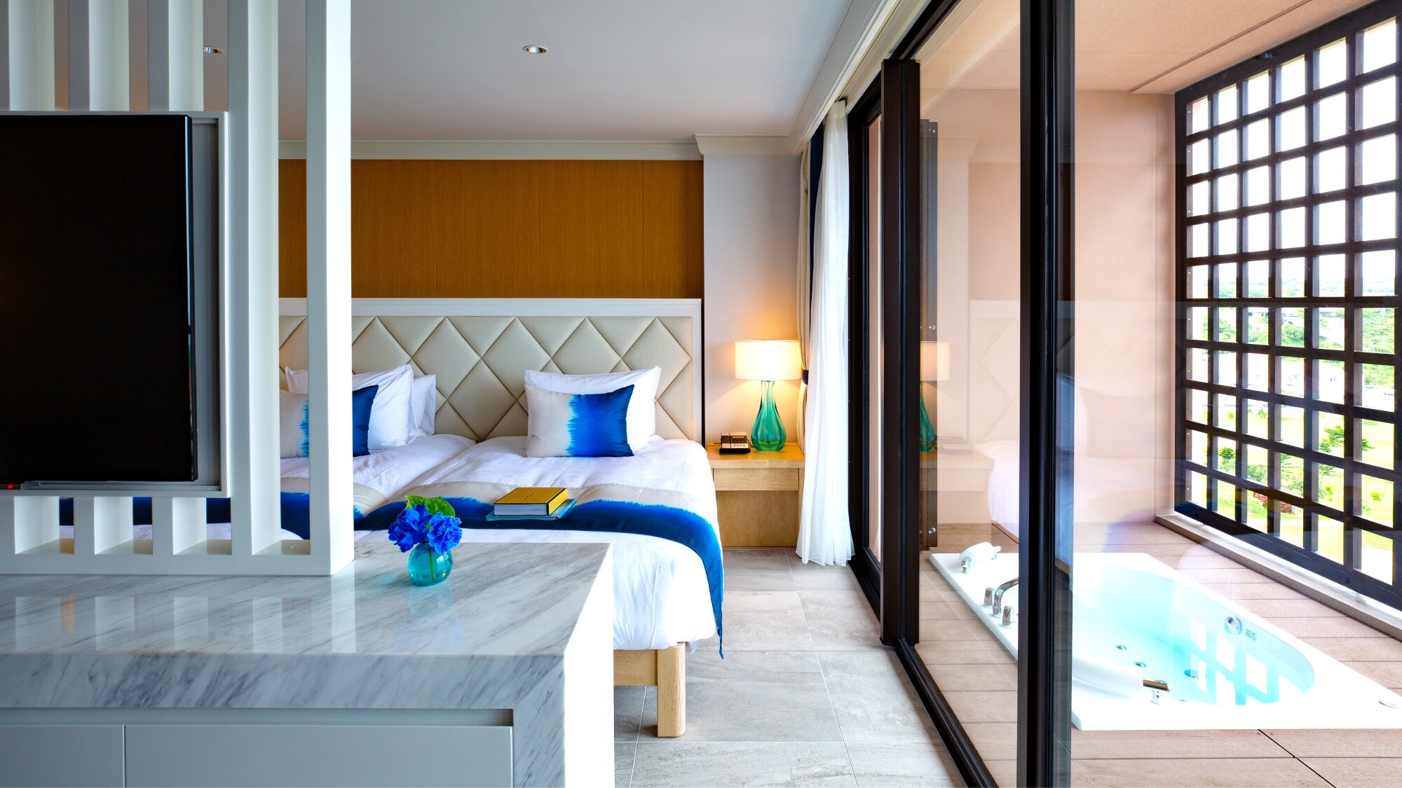 [Bayside/Superior Room (51 sqm/5th-8th floors) <Sunset View>] Enjoy the sunset.