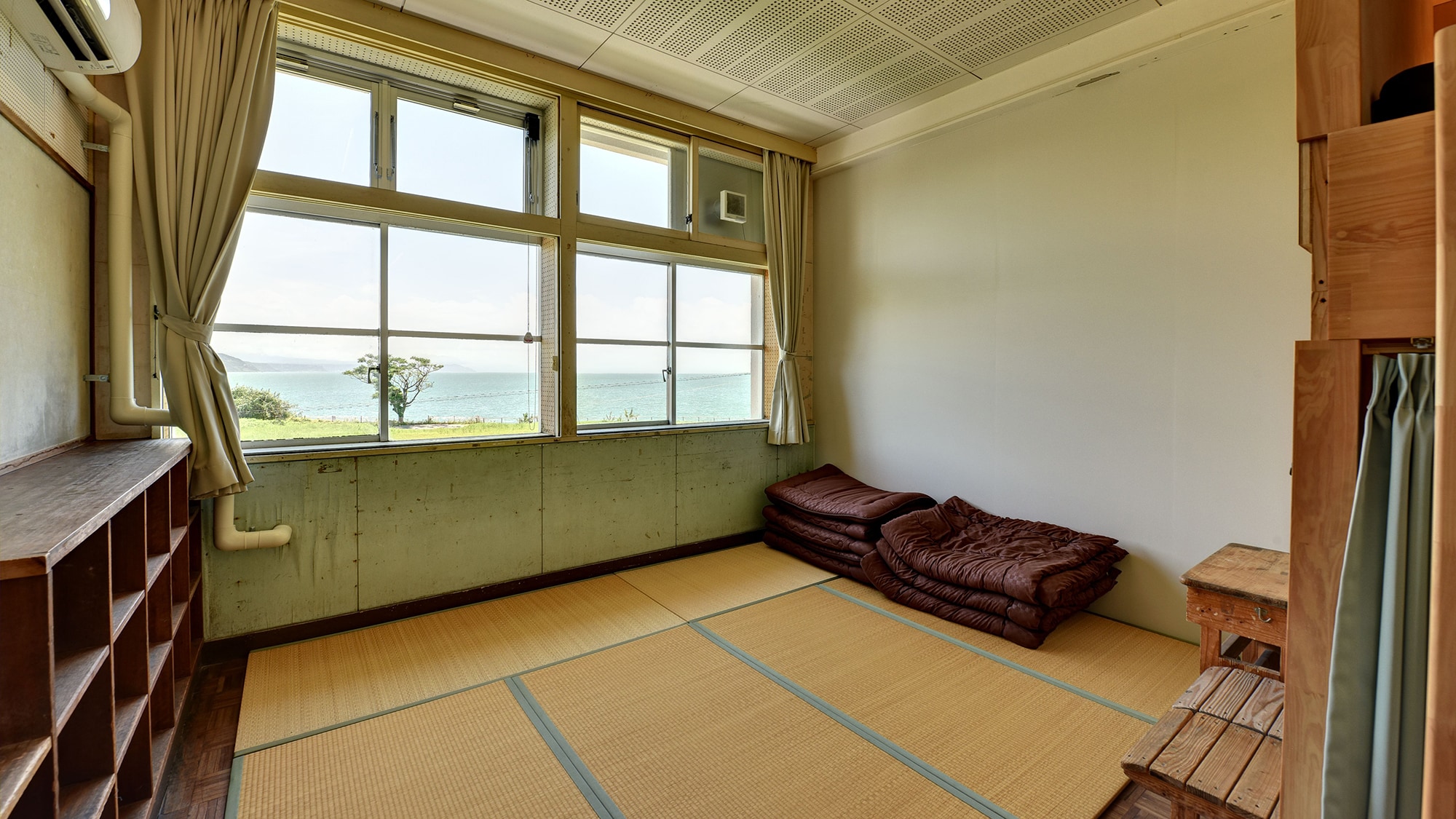 *[5th grade class 1/2] Lounging on the tatami mats ♪ Enjoy a relaxing time with the ocean view from the window.