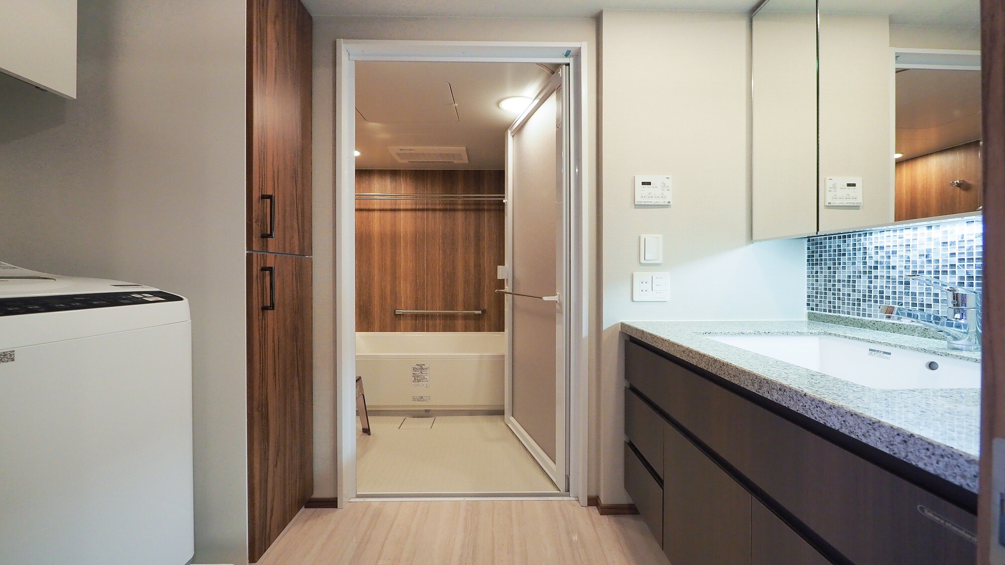 Modern Japanese style 1 bedroom deluxe room with kitchen and washing machine
