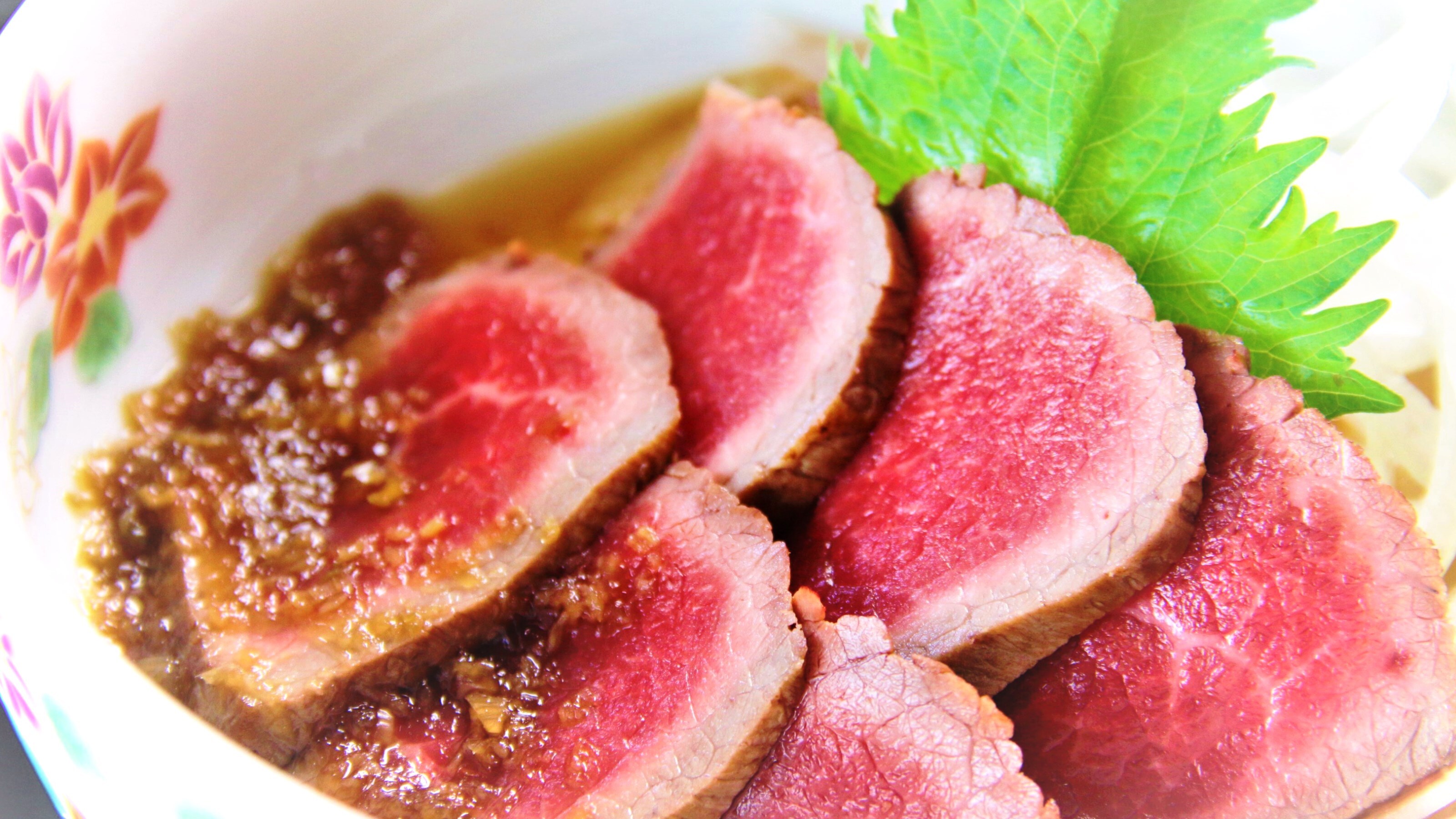 炙烤赤城牛肉！赤城牛肉原产于群马县赤城山麓。其特点是肉质柔软、质地细腻。