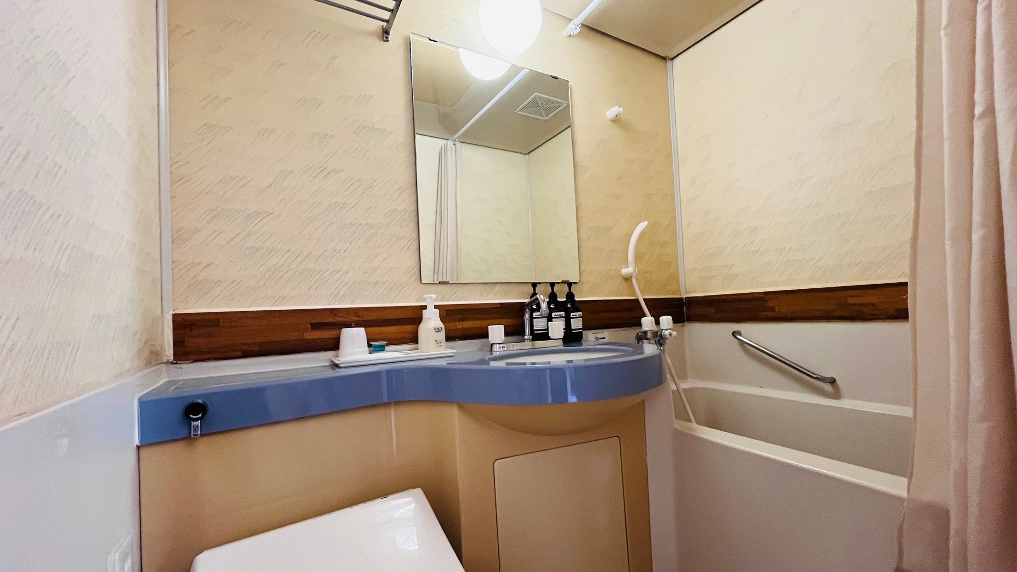 [Kamar Mandi & Toilet Gedung Utama] Kamar mandi fungsional tempat Anda dapat bersantai dengan nyaman setelah seharian di pantai.