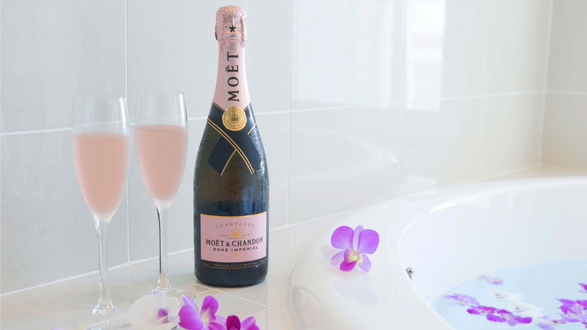 [Guest room suite] Relax your mind and body in the soothing jacuzzi bath♪
