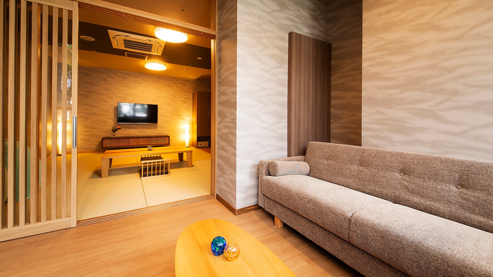 [Deluxe Japanese-style room with semi-open-air bath] Enjoy a relaxing night's sleep on a futon.