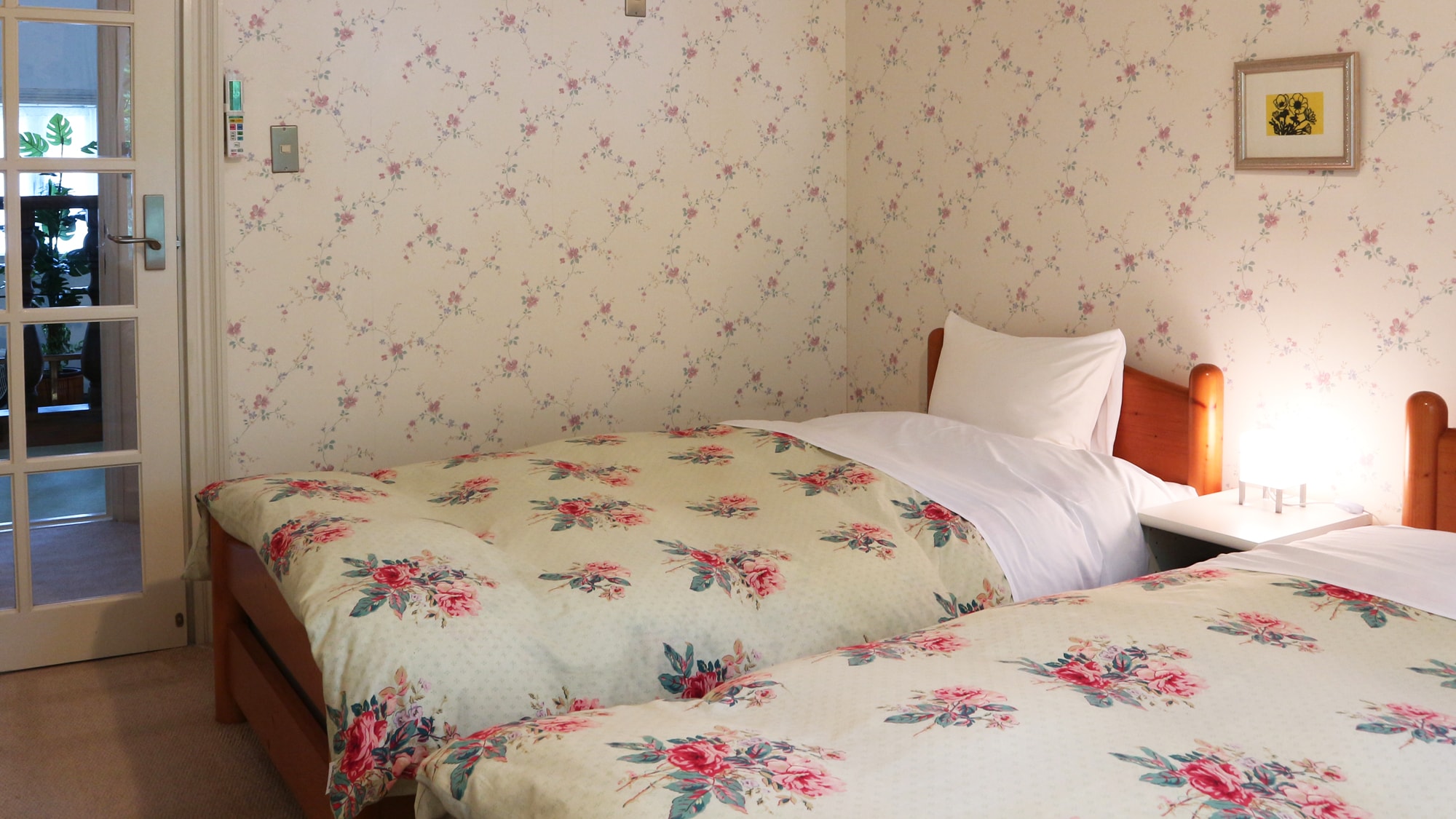 *[Contoh kamar twin bergaya Barat] Skema warna lembut dan tempat tidur mawar menciptakan masa inap yang menenangkan