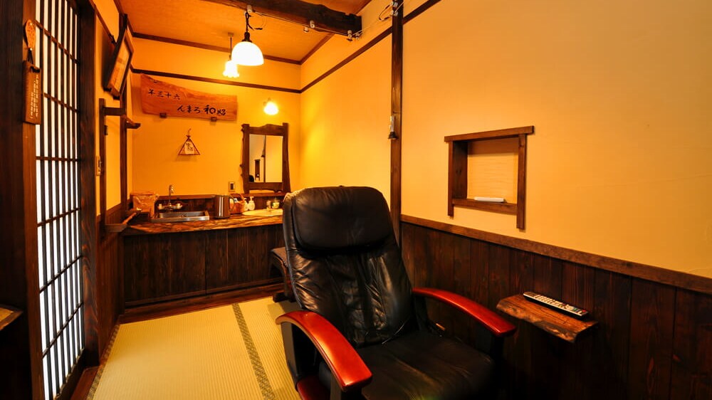 [Hanamizuki, non-smoking] Dressing room in guest room with semi-open-air bath (massage chair available)