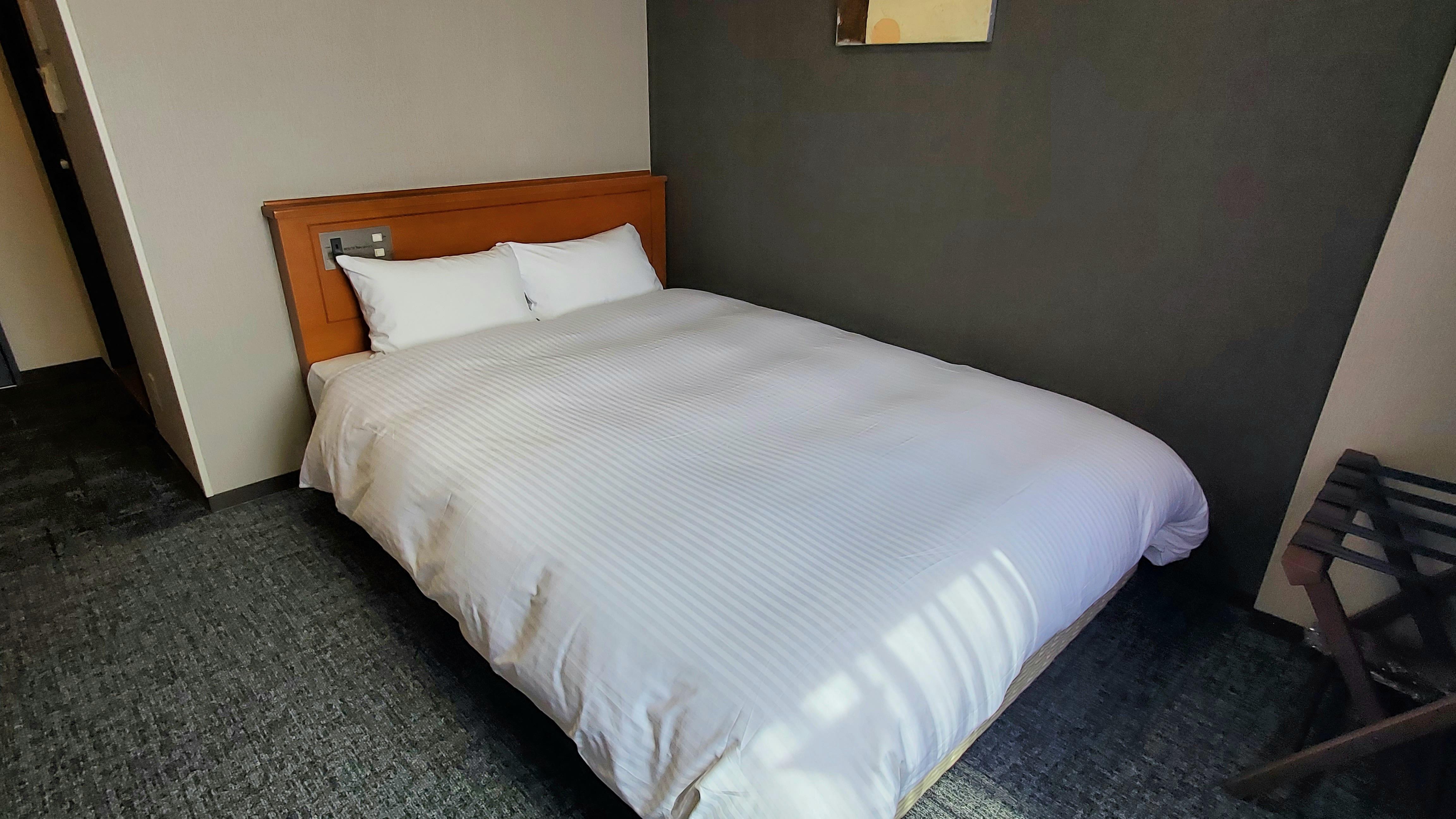 Semi-double room bed