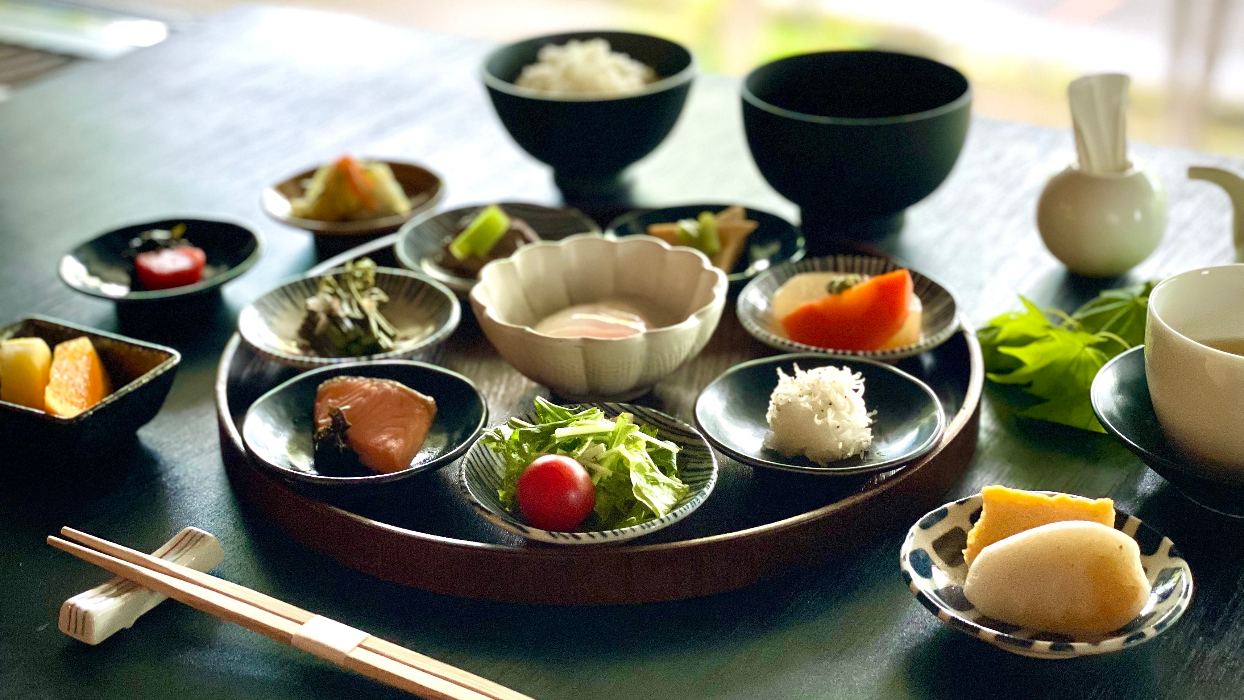 [Breakfast] A special Appi Japanese breakfast made with local vegetables and seasonal ingredients. Free drinks are also available.