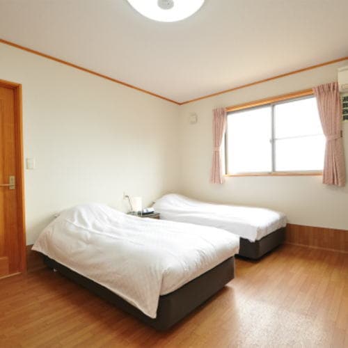 [Room 202] The spacious Western-style room overlooks the Izu Islands from the window.
