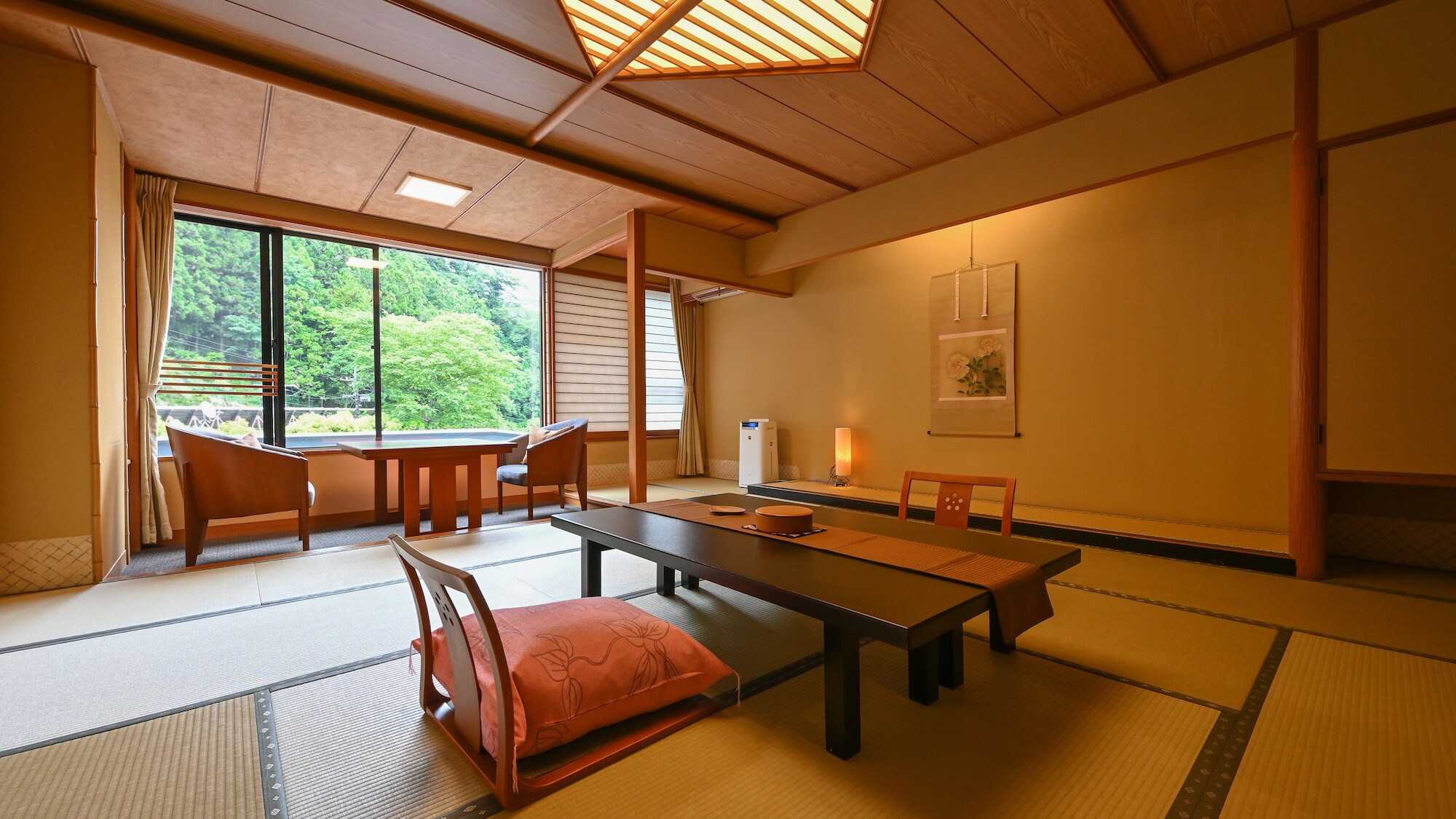 [An example of a Japanese-style room in the Sumeikan] A comfortable room with the murmuring of the river.