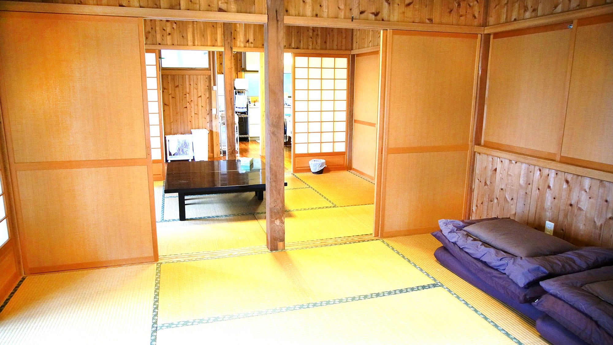 ・"Sangohi" Japanese-style room: You can lay your futon here and sleep.
