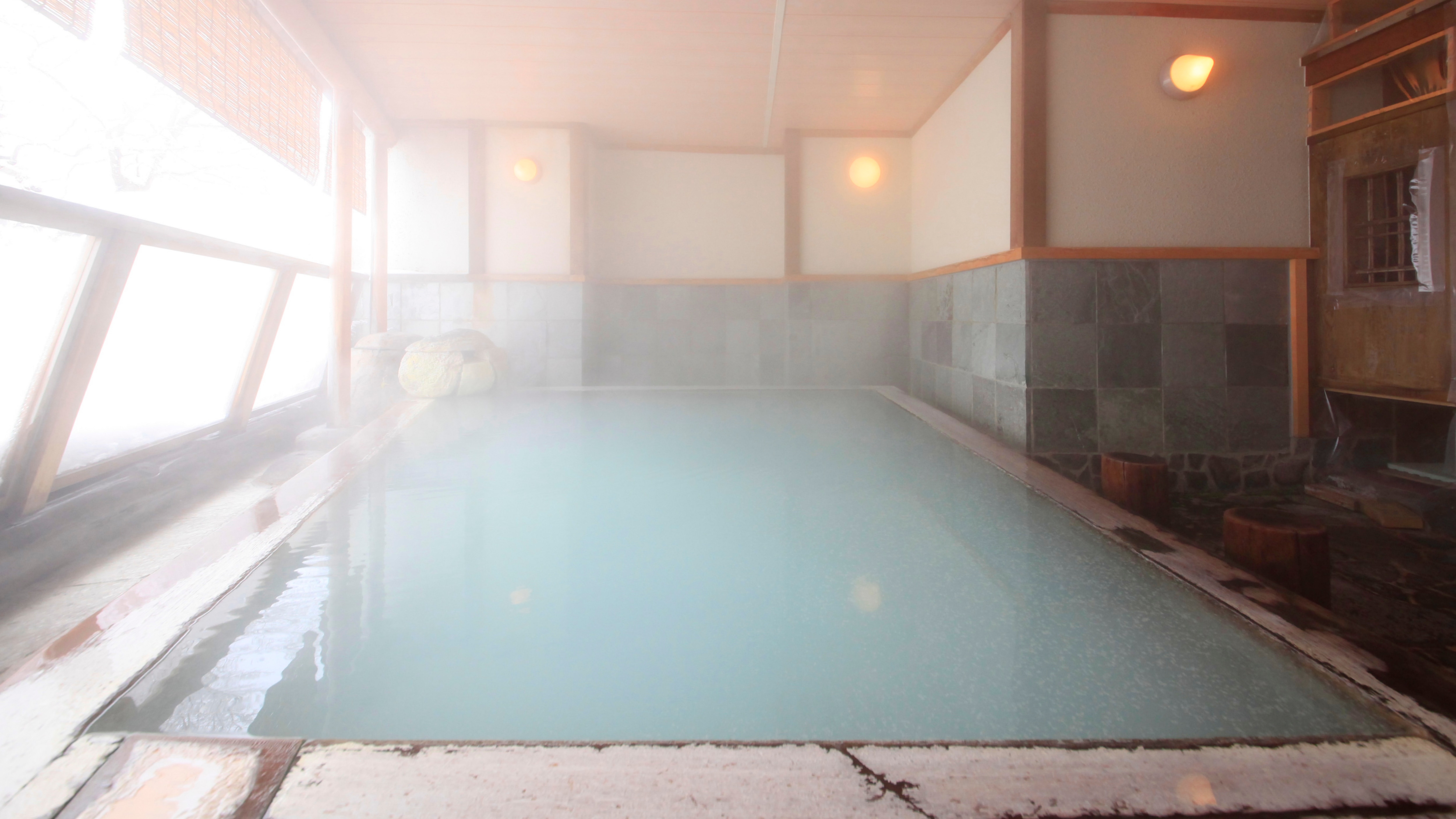 花園露天浴池（女浴池）*插圖