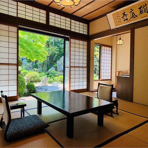 Kamar bergaya Jepang dengan 2 kamar berurutan 10 tikar tatami + 4,5 tikar tatami (lantai 1 sisi taman, bebas rokok)