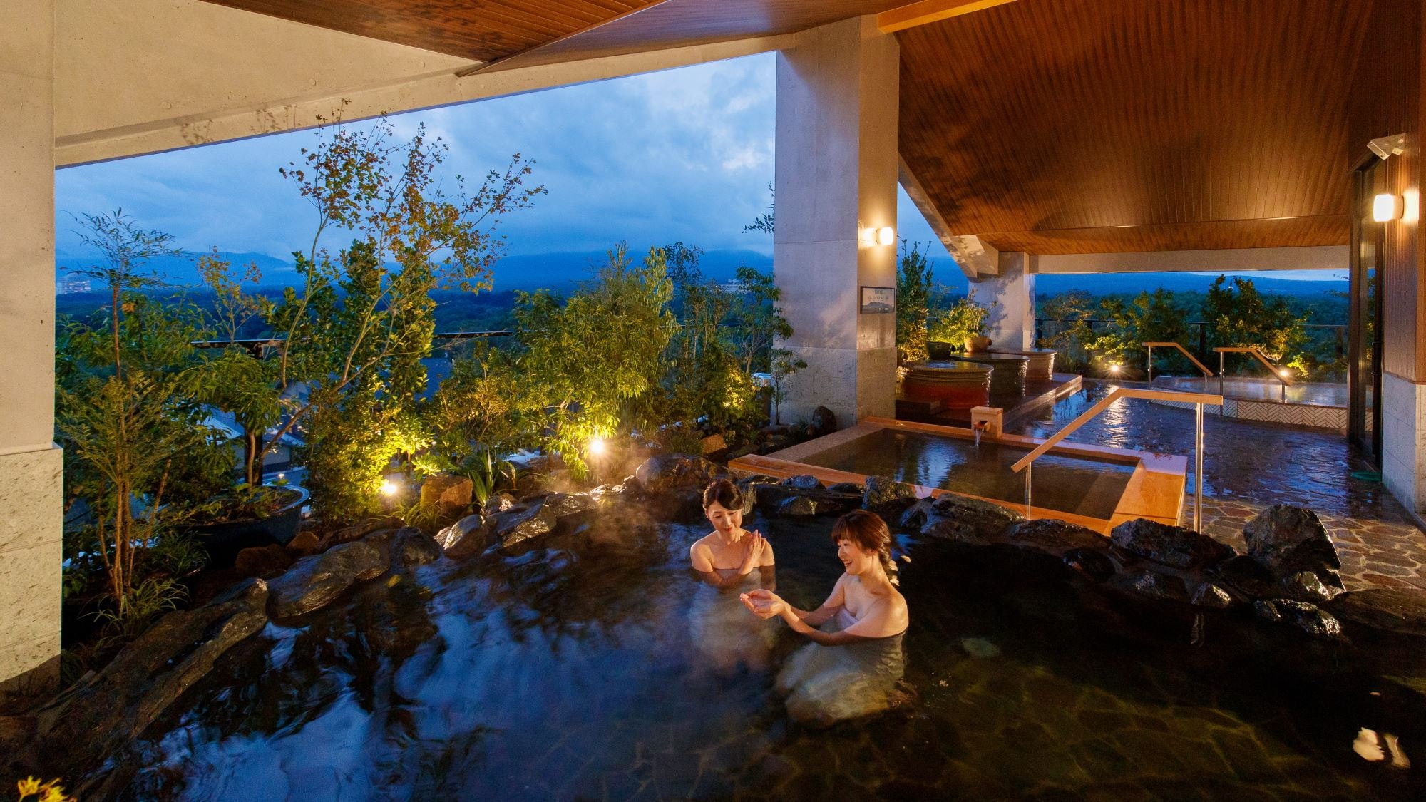 [Top floor open-air bath with a view] An open-air bath that blends in with the nature of Nasu and the scenery
