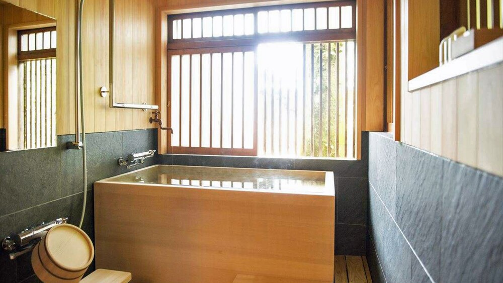 Relax in the cypress hot spring bath in your room...♪ (*The photo shows the detached Rakumisou Kazemachigusa)