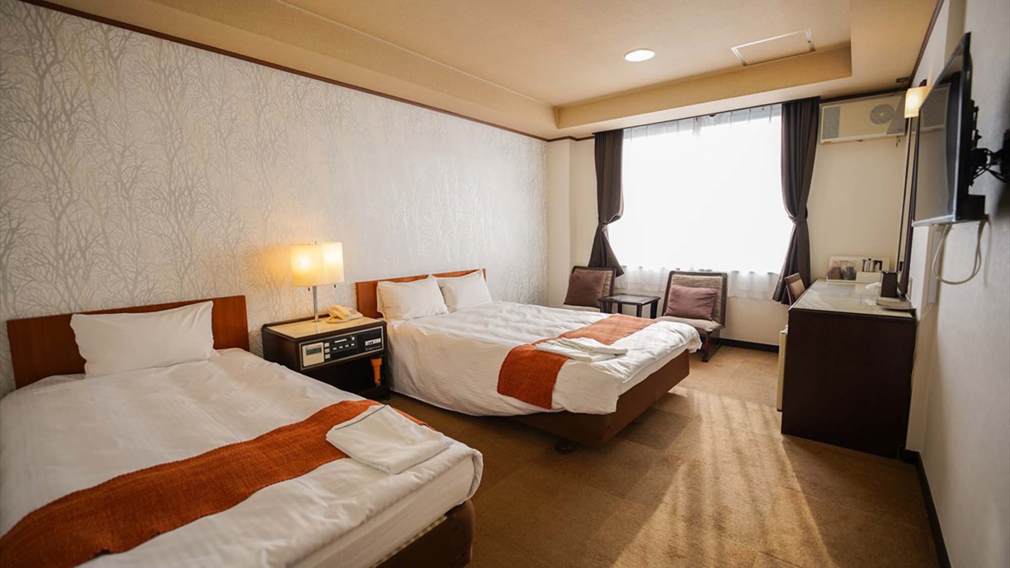 Semi-double bed & times; Contoh kamar di lantai dua dengan kombinasi single bed