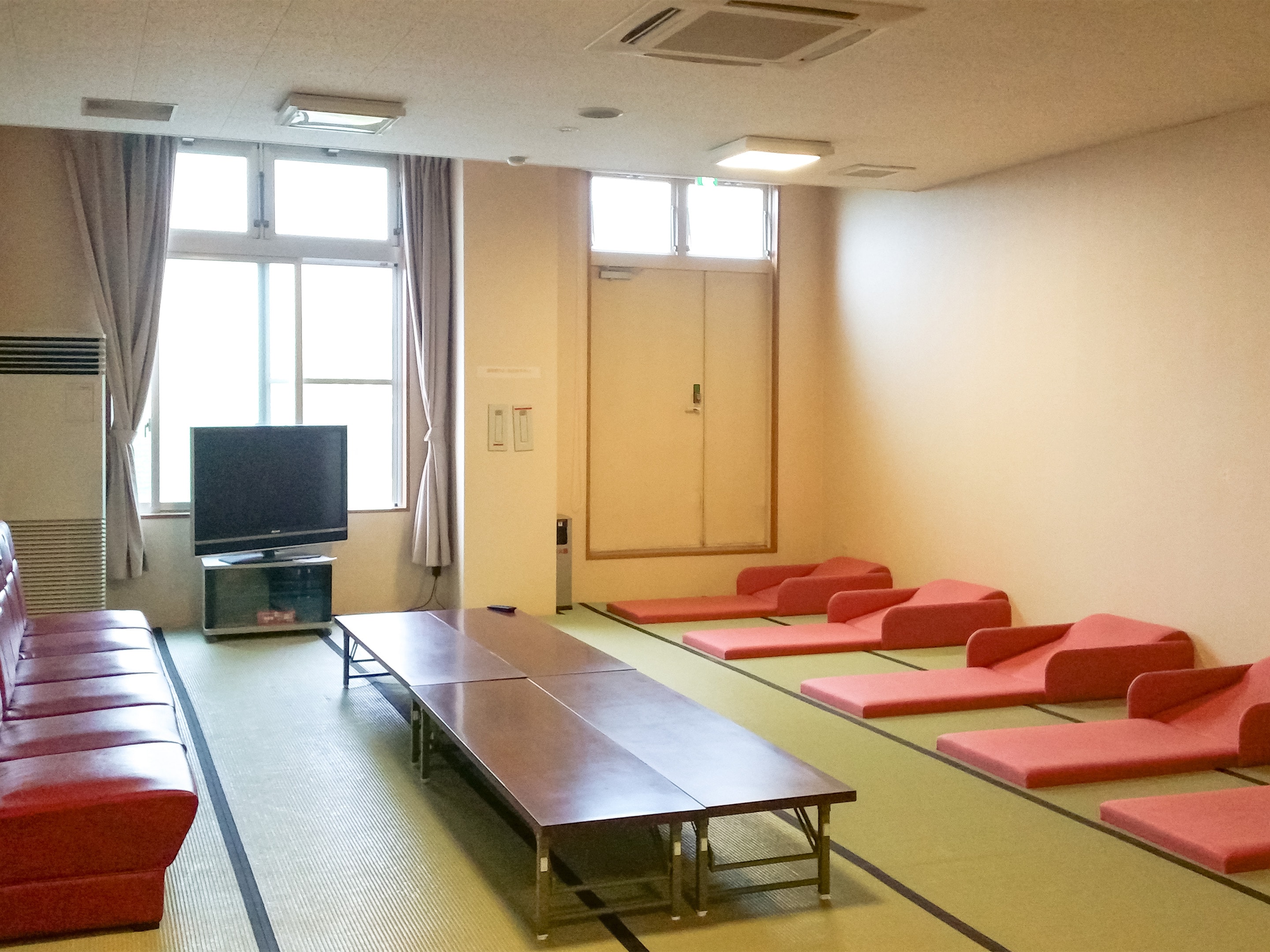 ・You can relax on the tatami mats in the Japanese-style rest area.
