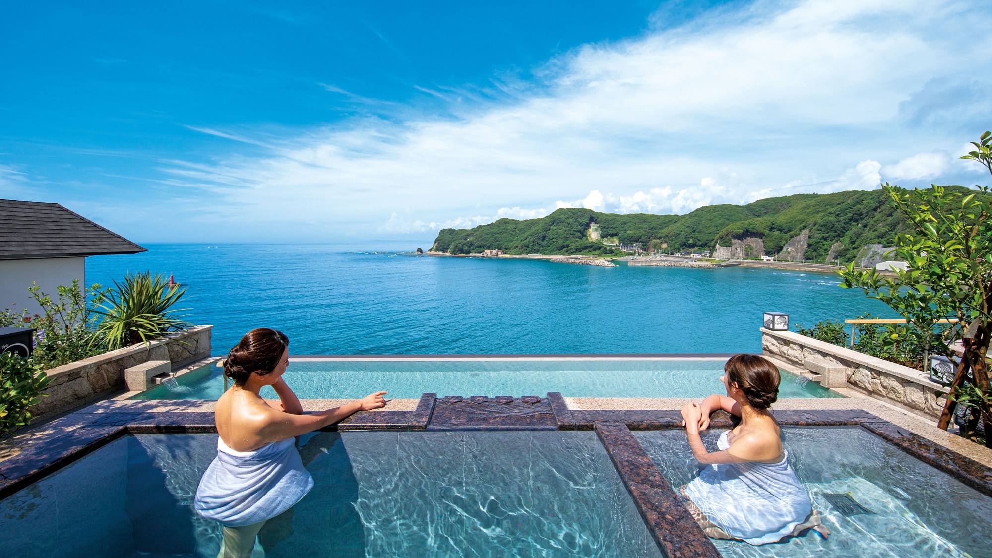 *[Open-air bath] An open-air bath 35 meters above ground. Enjoy the magnificent view and a sense of freedom to your heart's content.