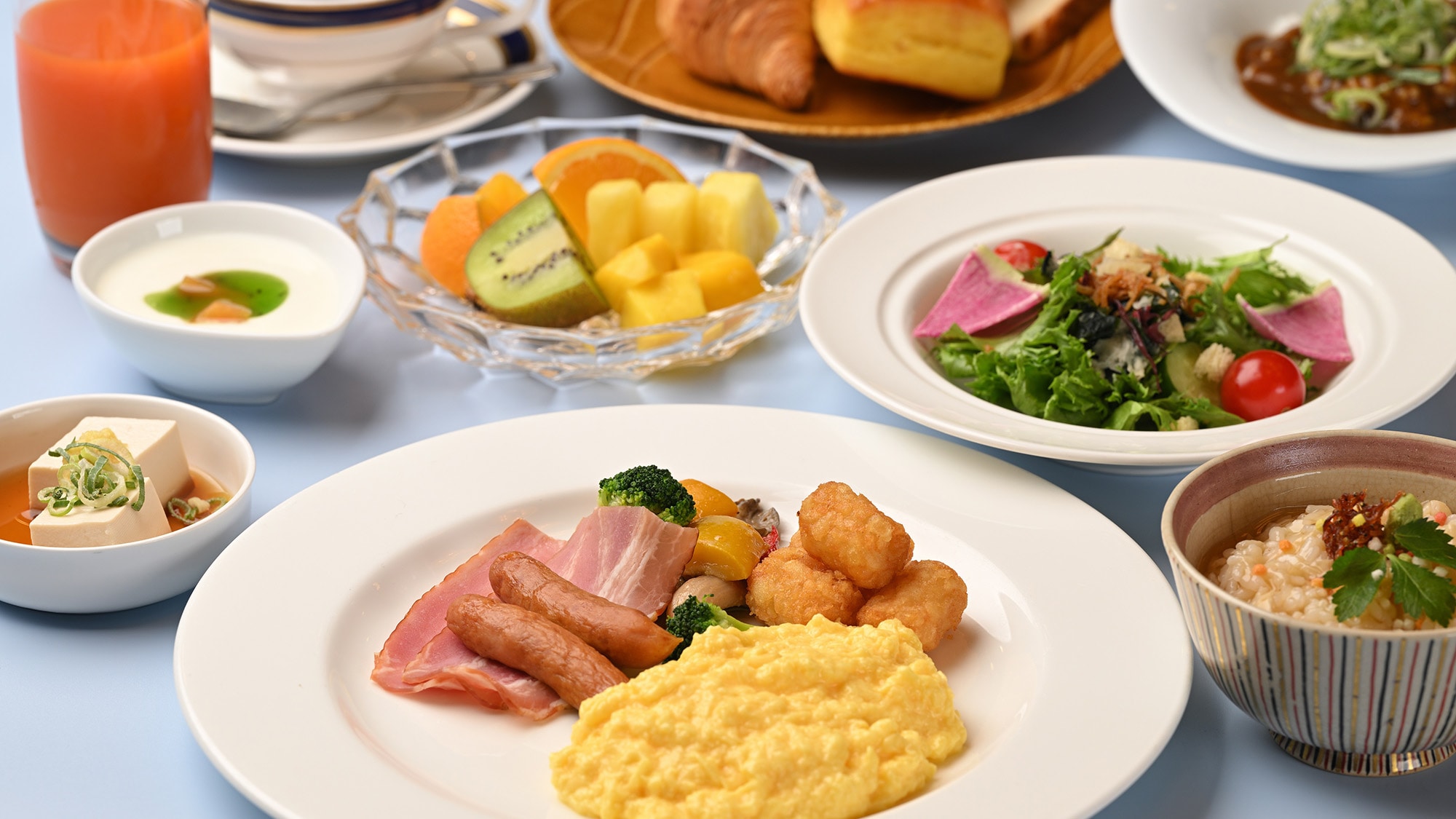 บุฟเฟต์อาหารญี่ปุ่นและตะวันตก (ภาพ)