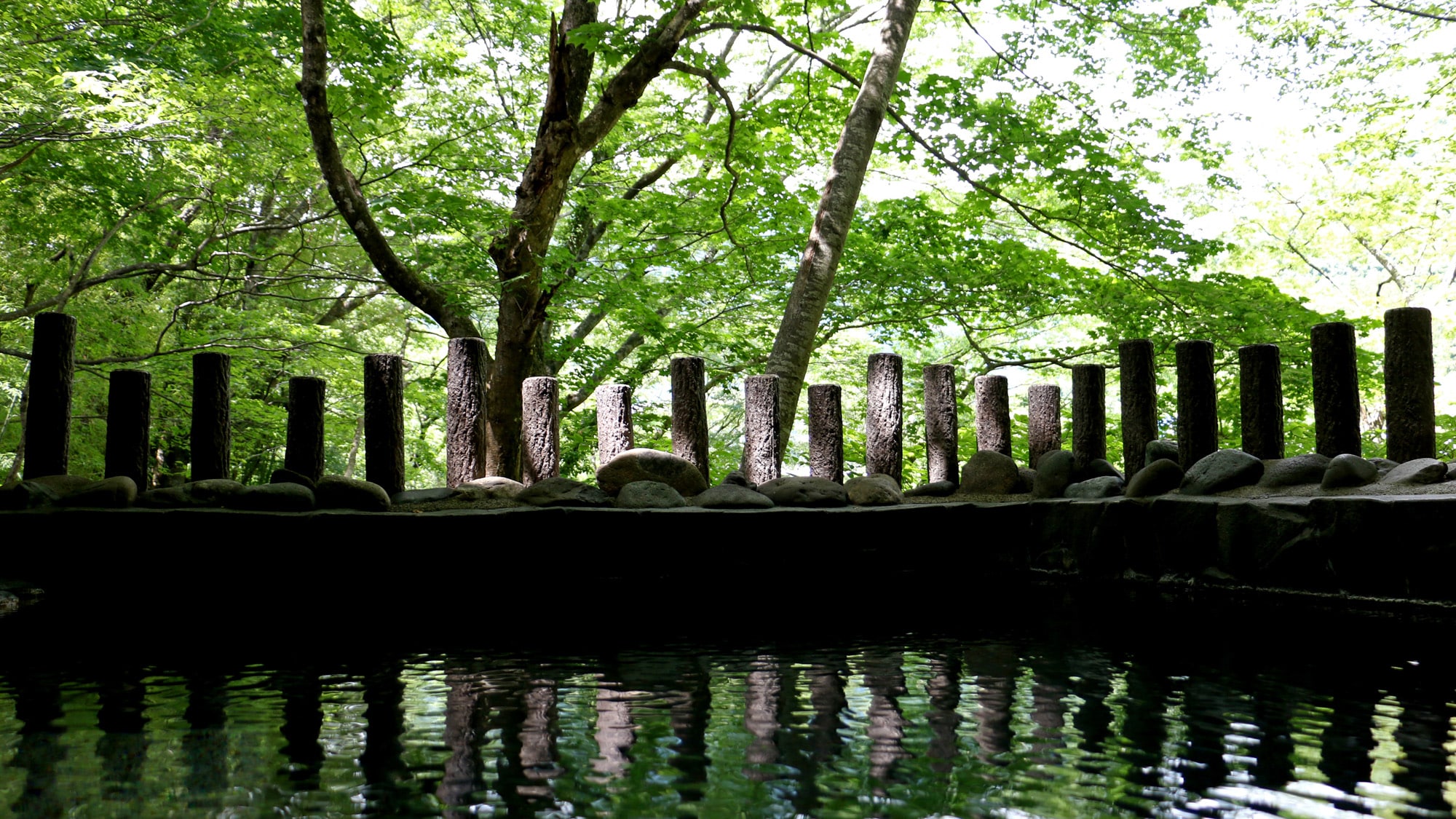 [Open-air bath with a free-flowing source] A moment to heal your tiredness in nature