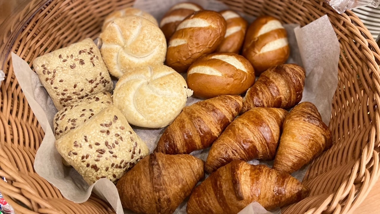 Breakfast Restaurant Hanachaya ◇ Business hours 6:30-9:00 Several kinds of freshly baked bread, croissants, etc. are available