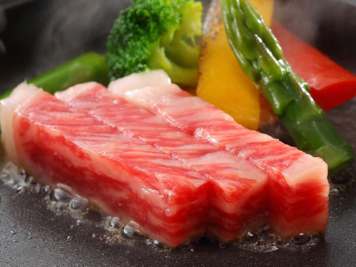Daging sapi merek lokal, Kazusa Wagyu! Daging sapi langka ini dipilih dengan cermat dan diperoleh dari Peternakan Takanashi di Kamogawa.