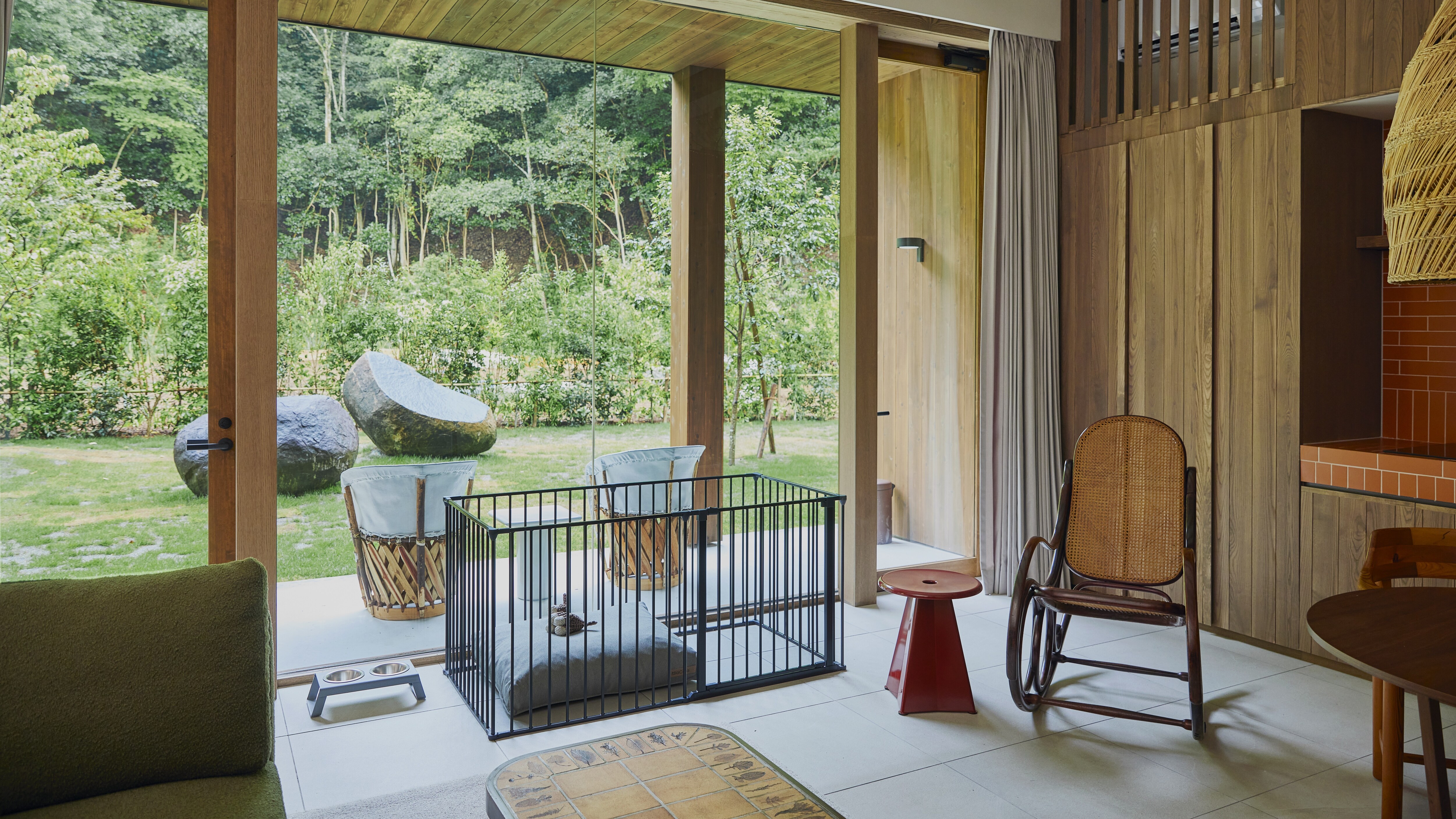 [102] Dog Room: A room with an open atmosphere and modern design