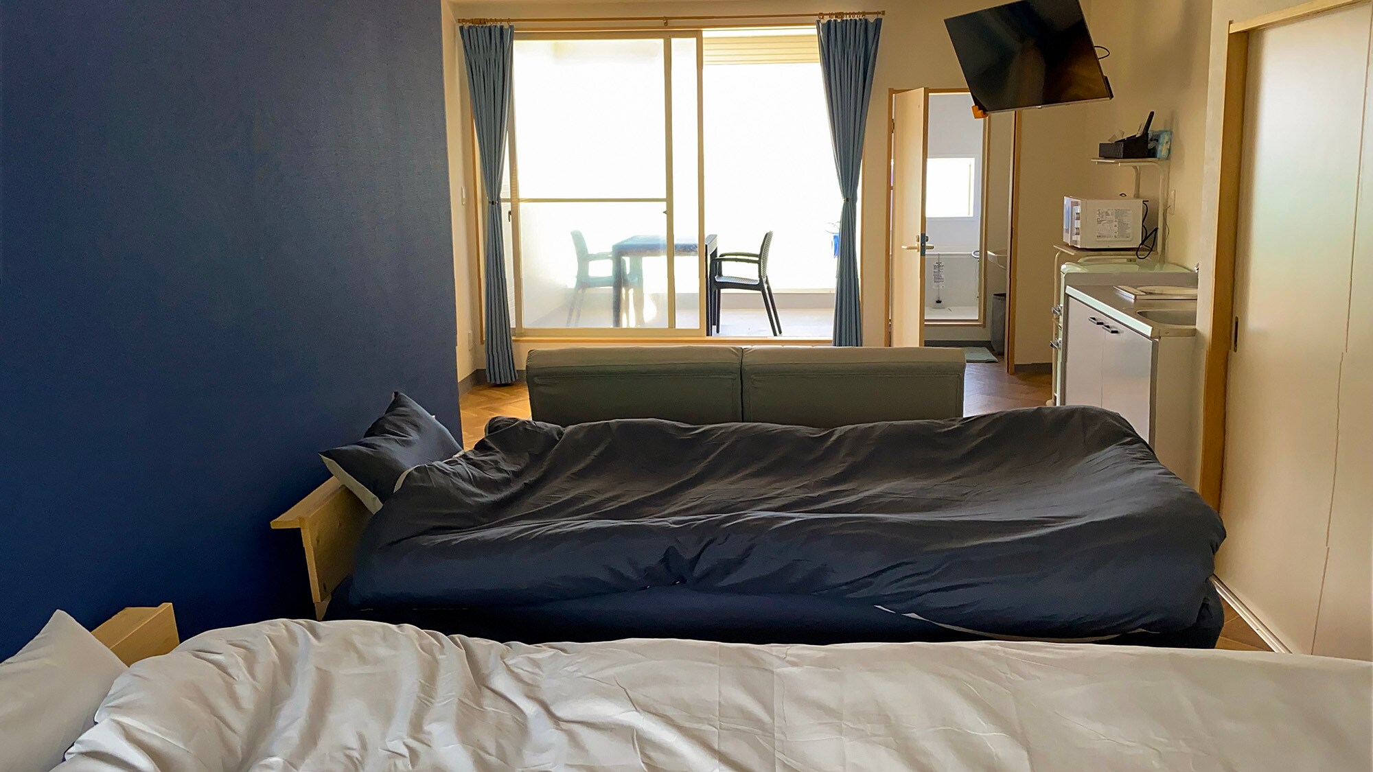 ・ The room is equipped with a kitchenette, TV and sofa.