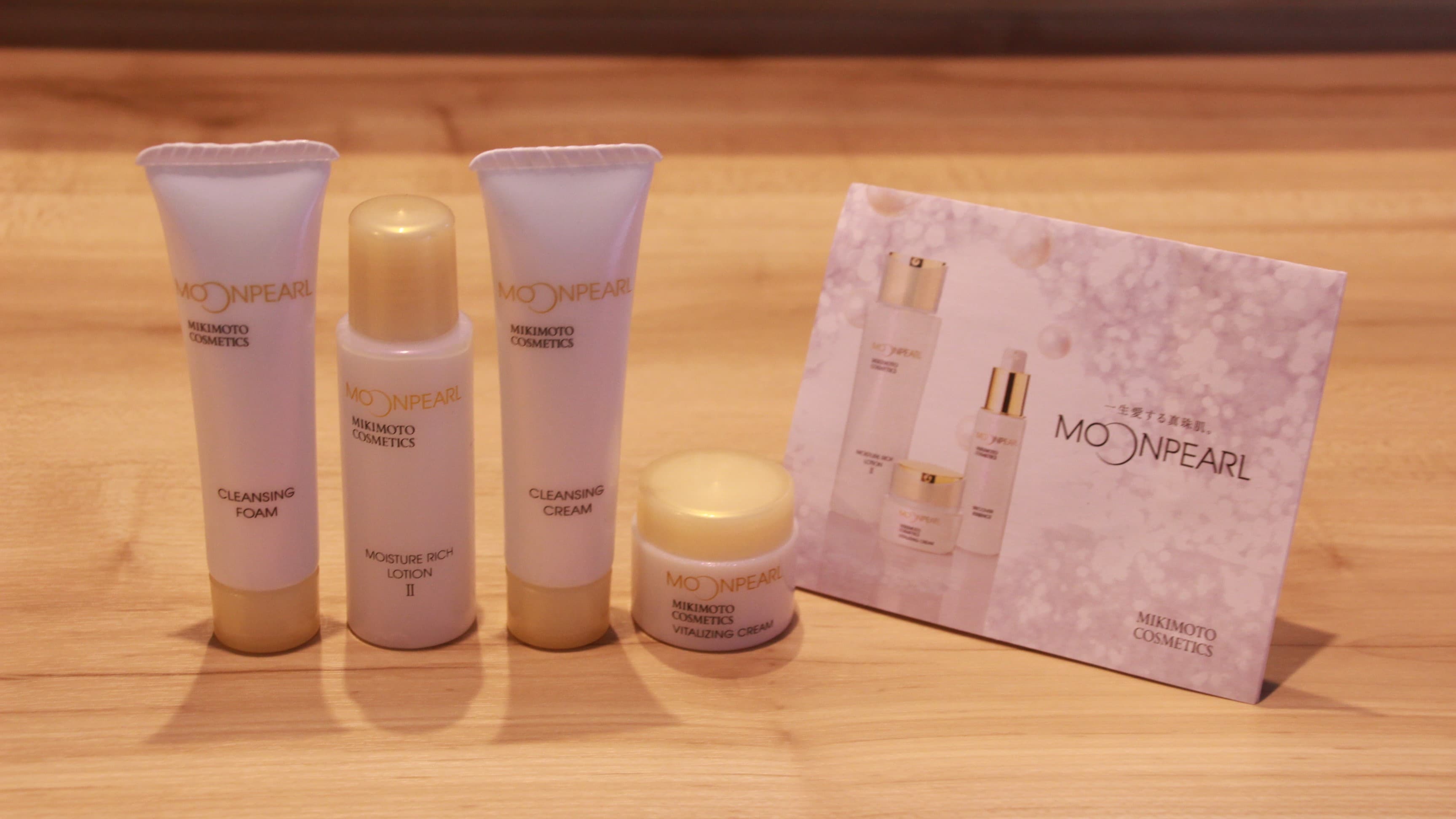 [Ladies' room only] "Mikimoto Cosmetics" 4-piece set of basic cosmetics
