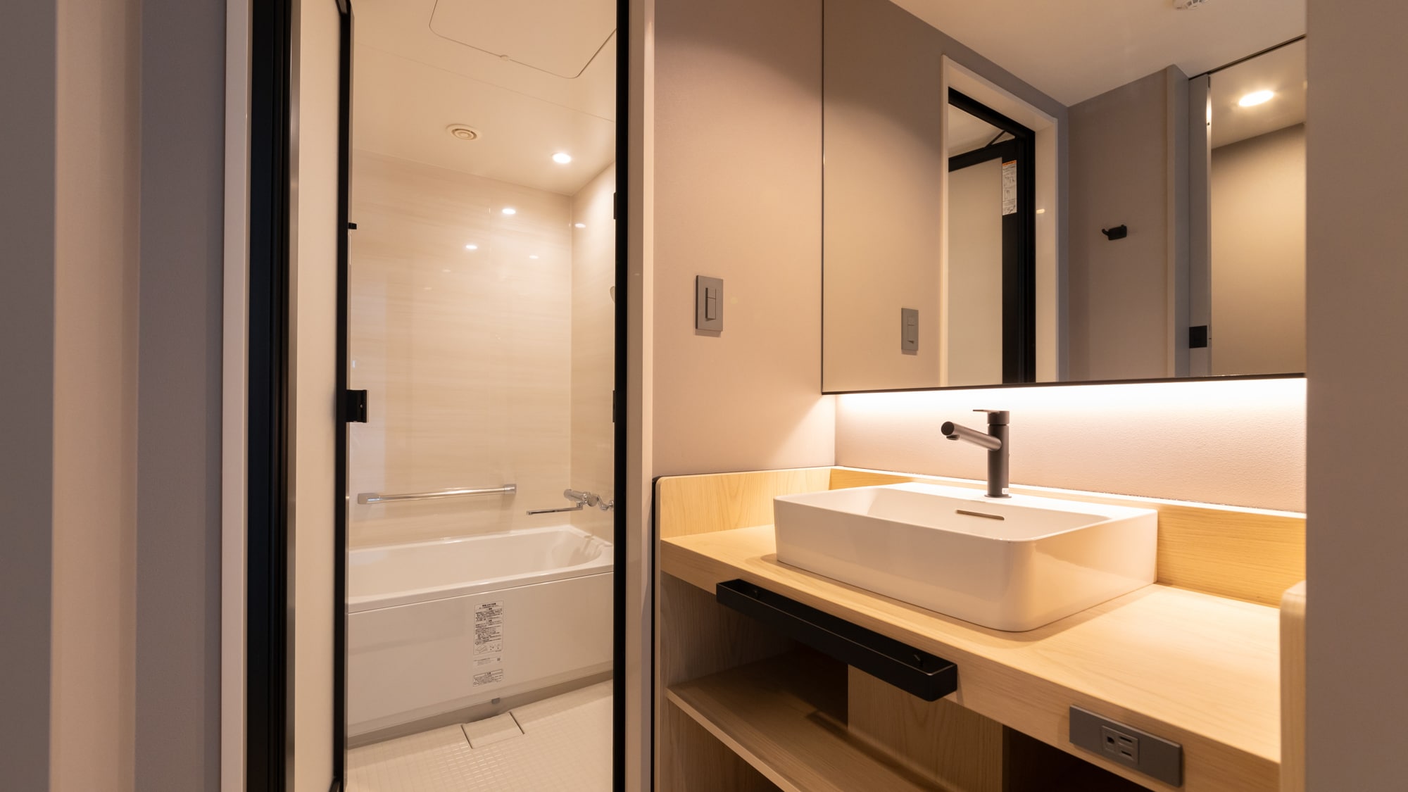 Standard double (with bathtub)