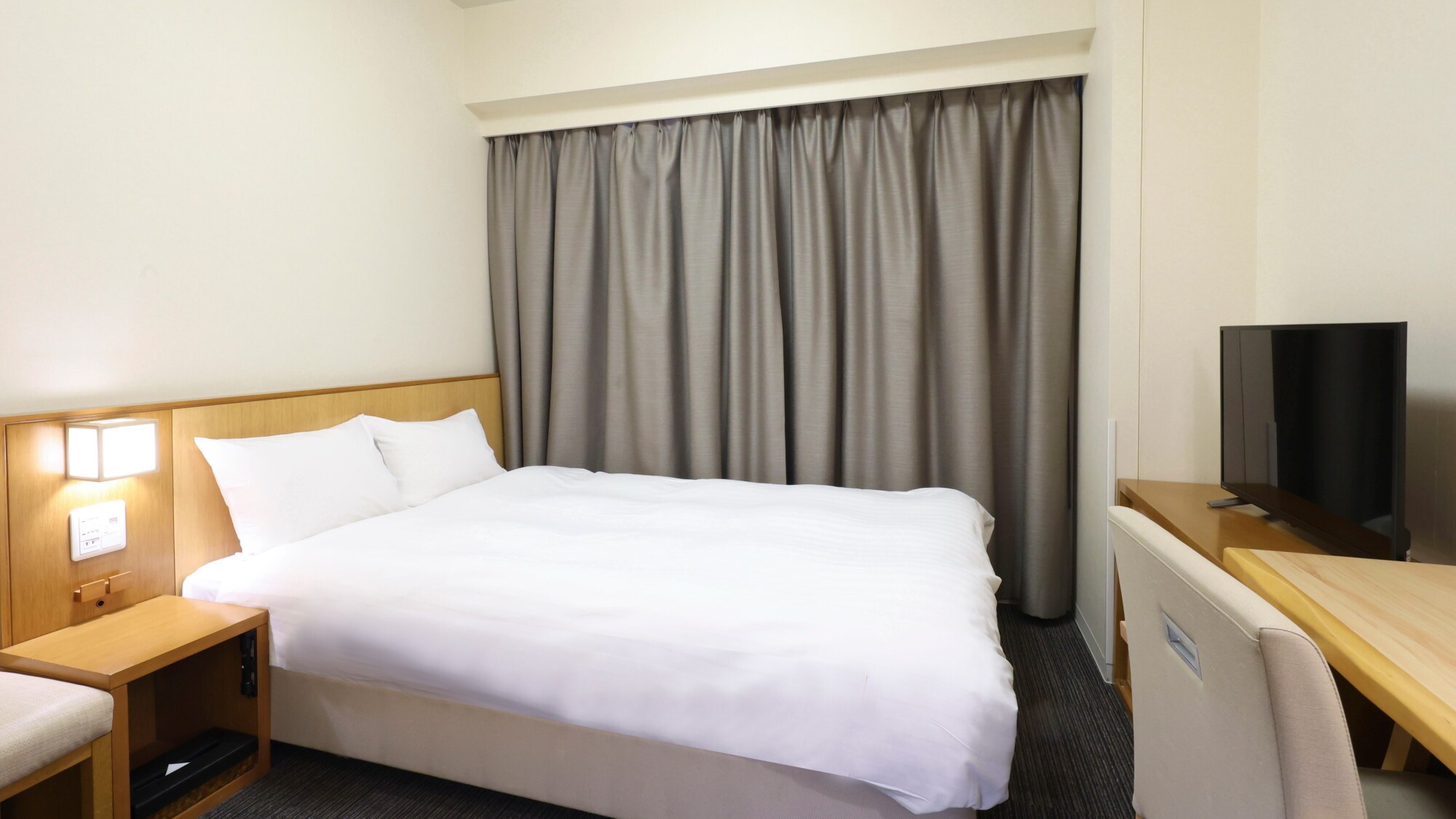 ■Double room　Bed size: 140cm x 205cm x 1　◆14.8~15.2㎡