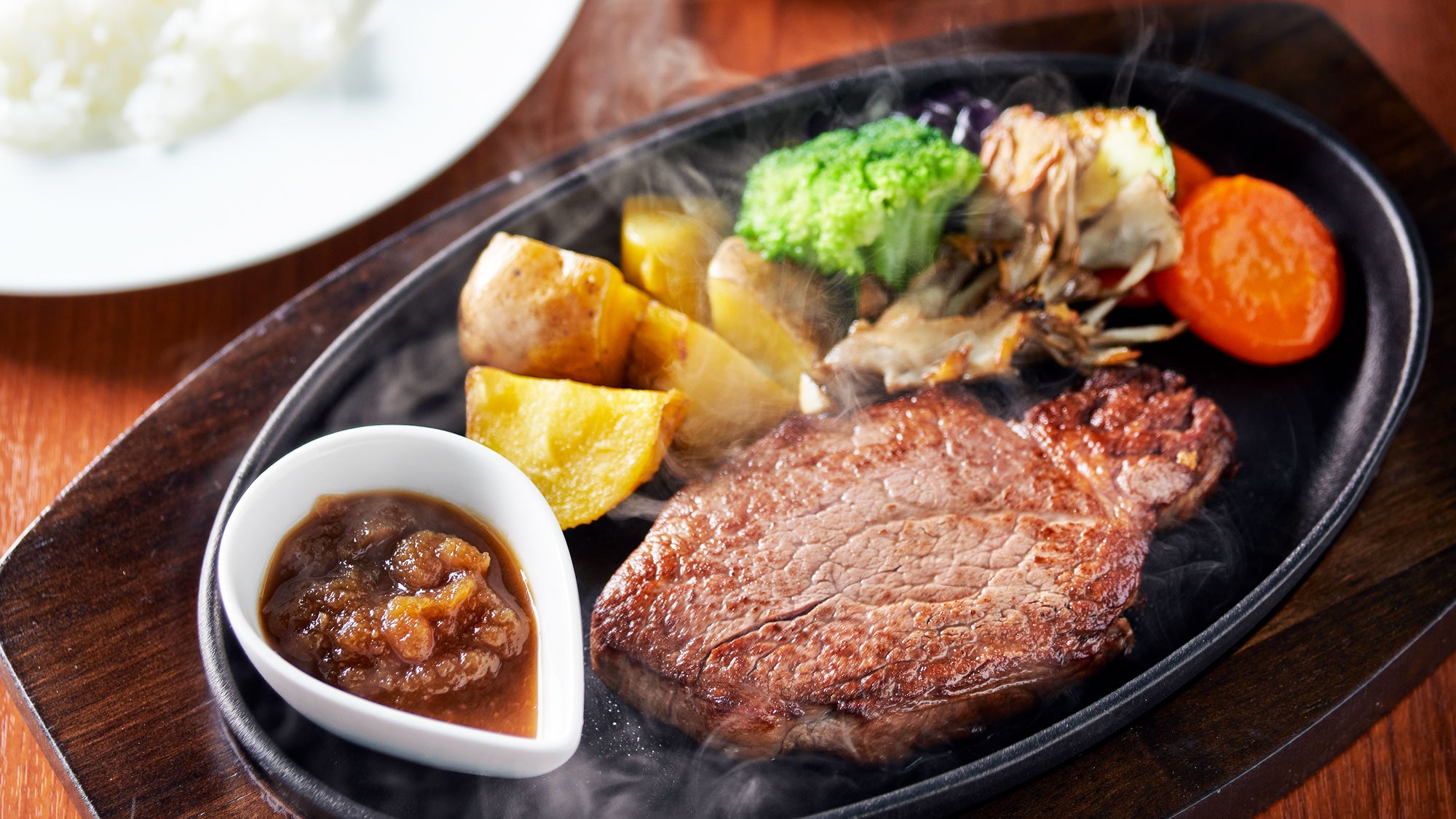 [The Steak Terrace] We mainly serve steaks and hamburgers made from Tochigi Prefecture's "Kirifuri Kogen Beef."