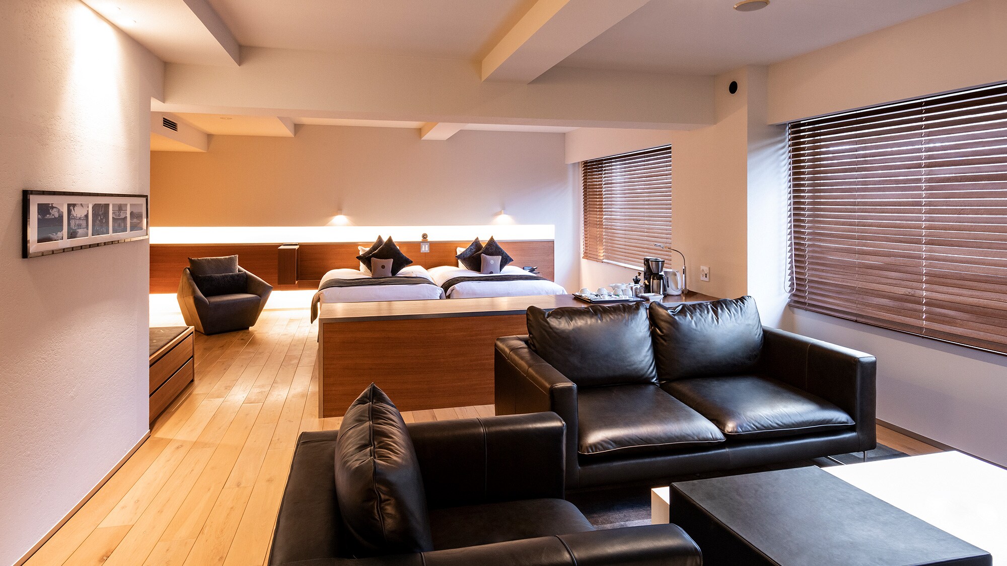[Suite] Relax in an open space where sophisticated, simple design and the warmth of wood come together.
