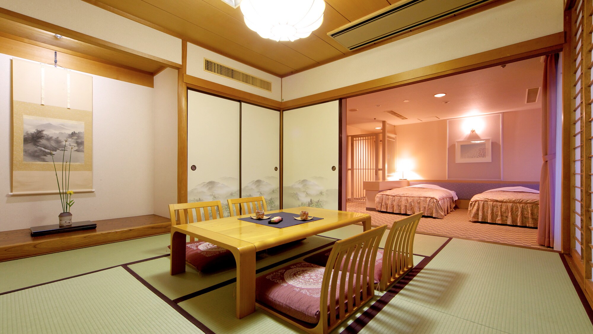 [Japanese-Western room] A spacious room that combines a Western-style room and a Japanese-style room with tatami mats. (Example of a guest room)