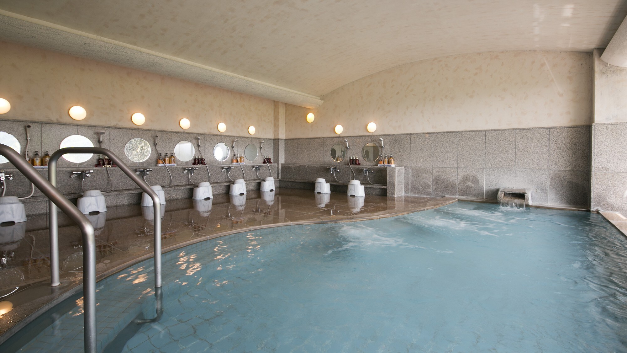 [Ladies' bathroom] Please relax in the spacious bath.